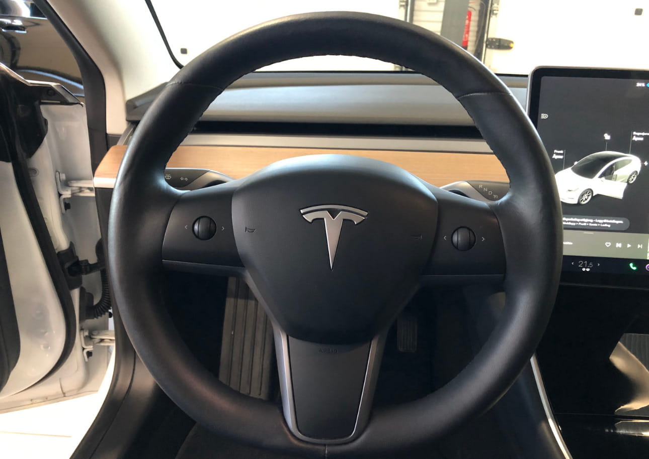 Tesla Model 3 Long Range med Cruisekontroll