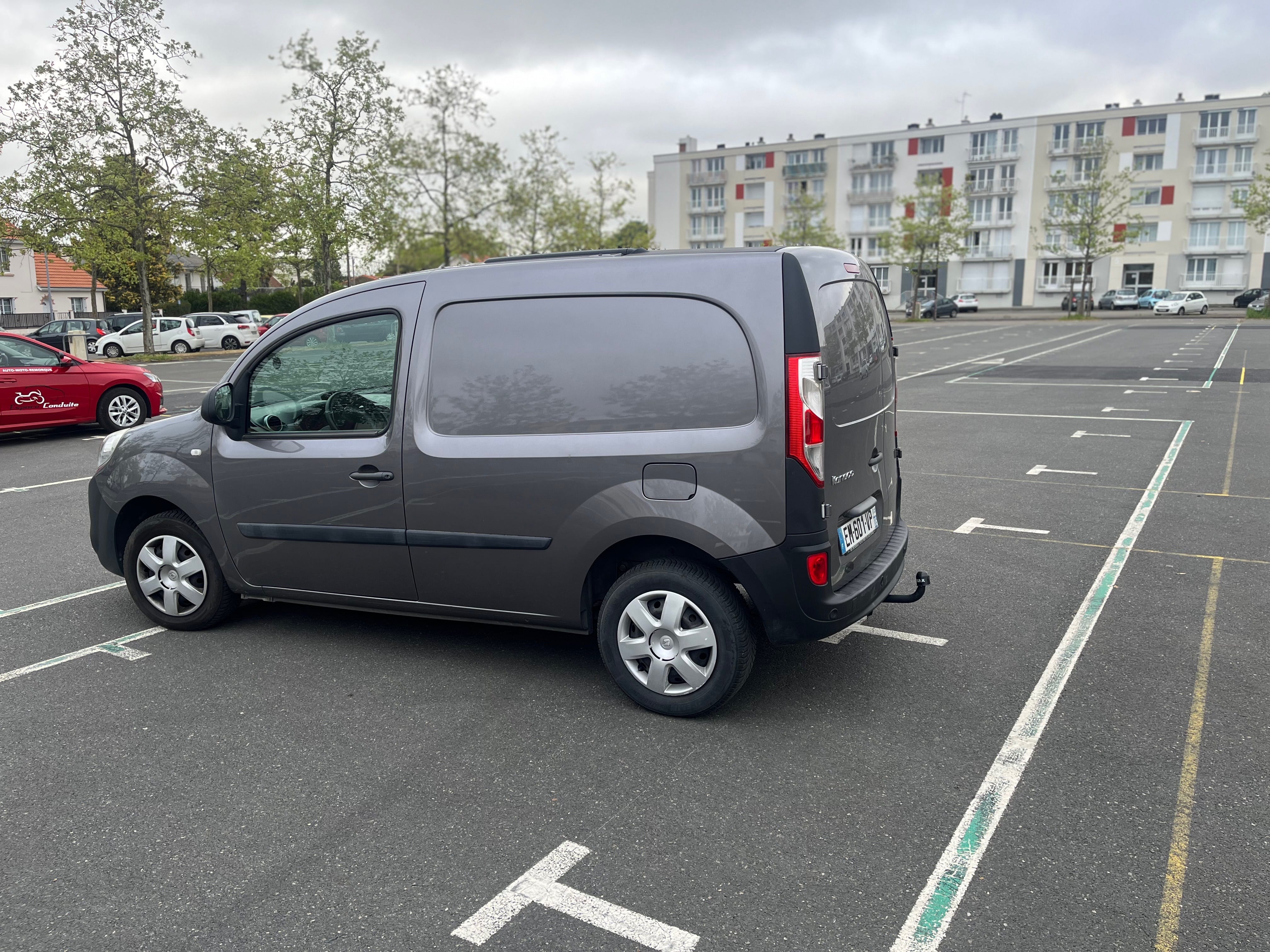 Renault Kangoo Fourgon avec Attelage