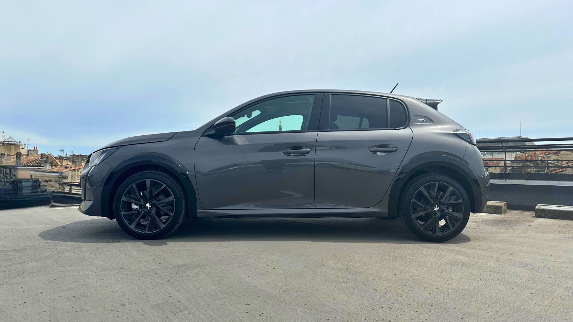 Peugeot 208 GT Line Grise | AUTO | Éco 5.4L | GARE ST-JEAN (750m) avec Climatisation