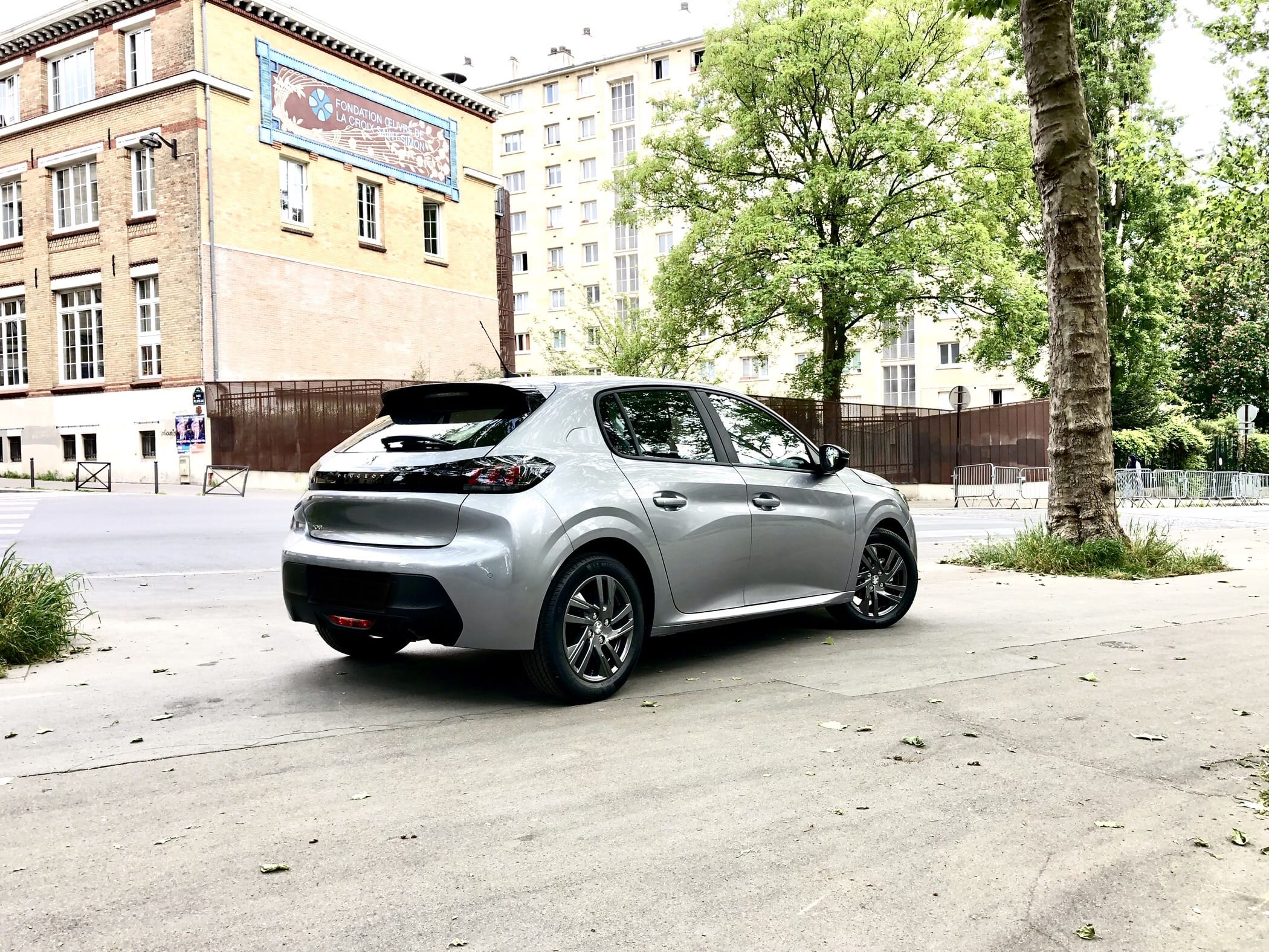 Peugeot 208 GE893 avec GPS