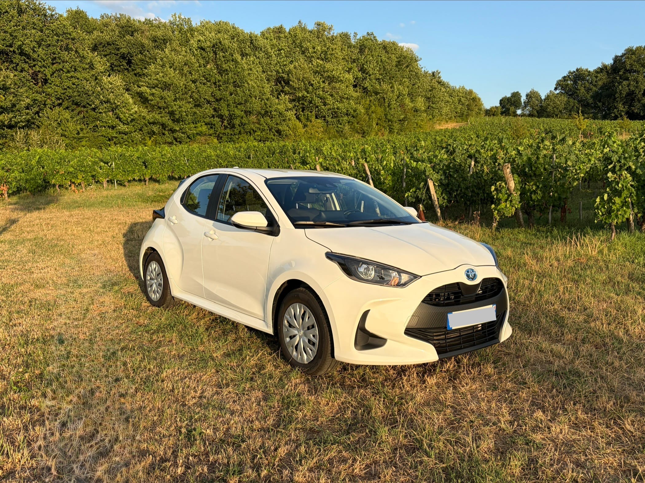 Toyota Yaris, 2023, Essence 95 / Eléctrico (híbrido), Automático