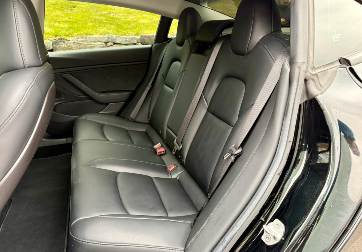 Tesla Model 3 Standard Range med Bluetooth audio