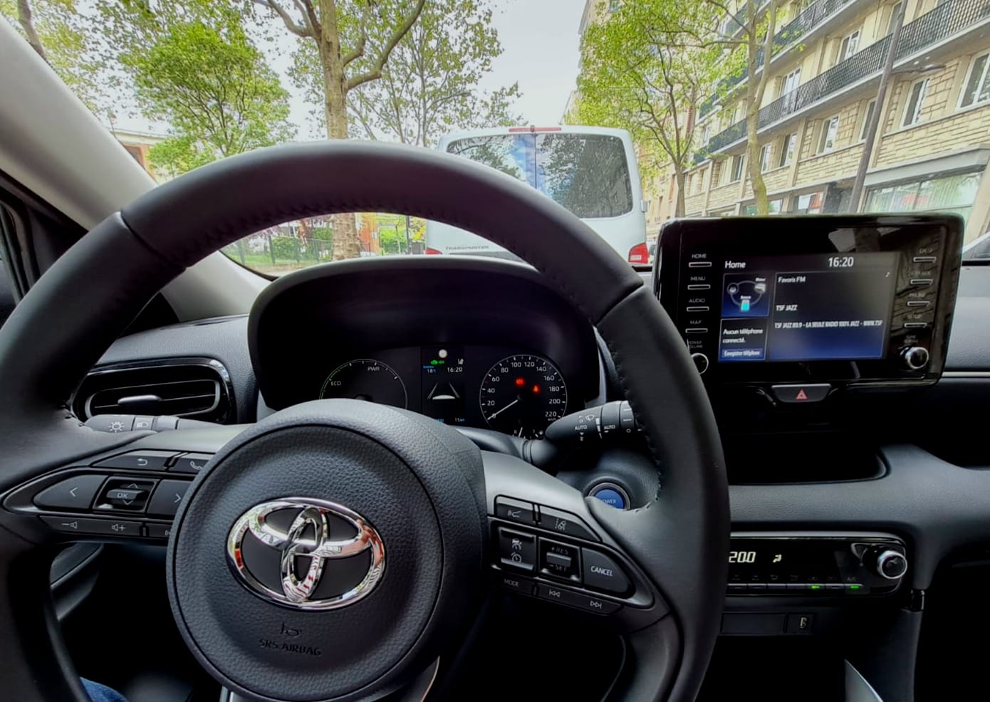 Toyota Yaris Hybride 116ch (FY225)(Clim, Boite Auto, Connectivité smartphone...) # avec Entrée audio / iPod