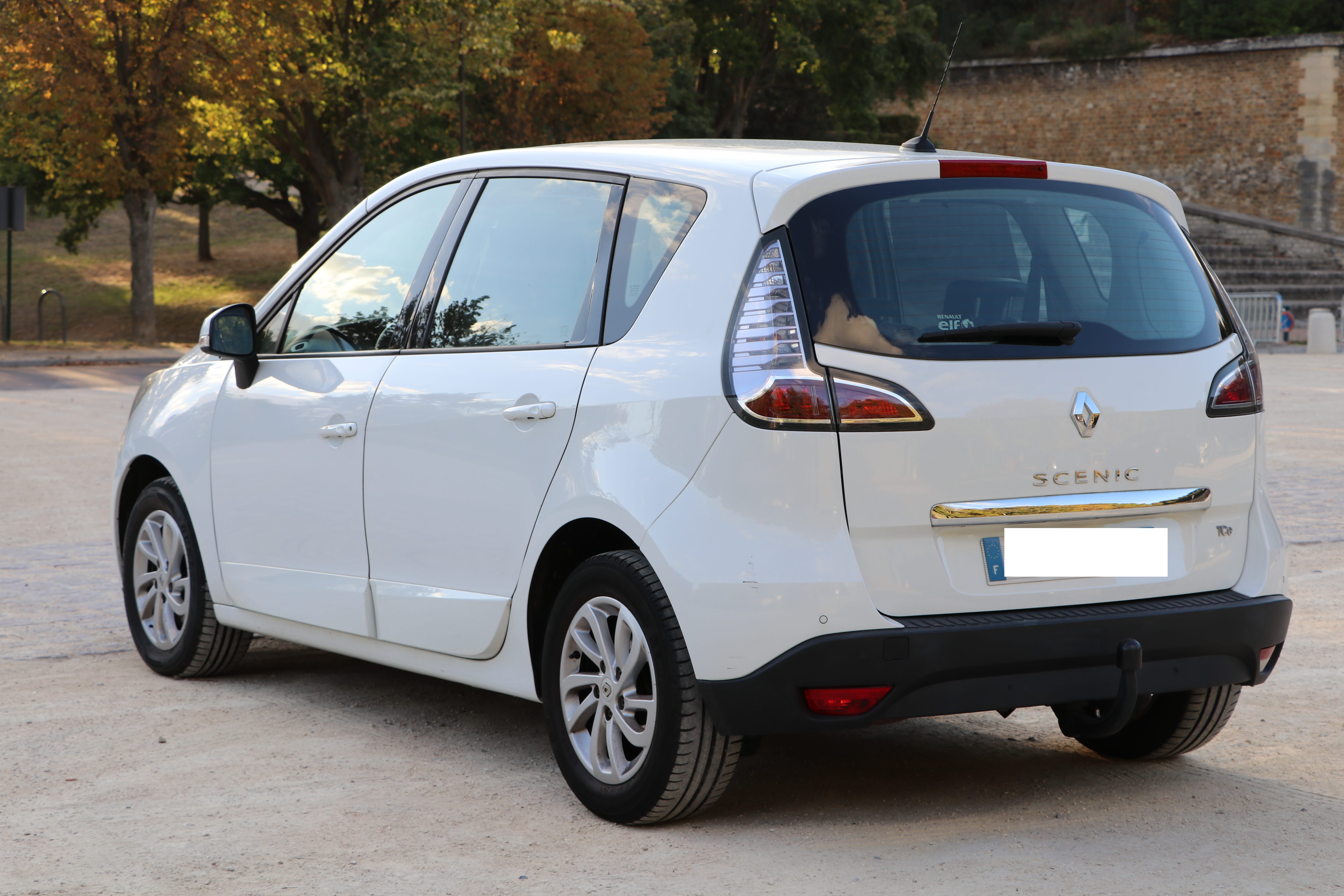 Renault Scenic à Suresnes avec GPS