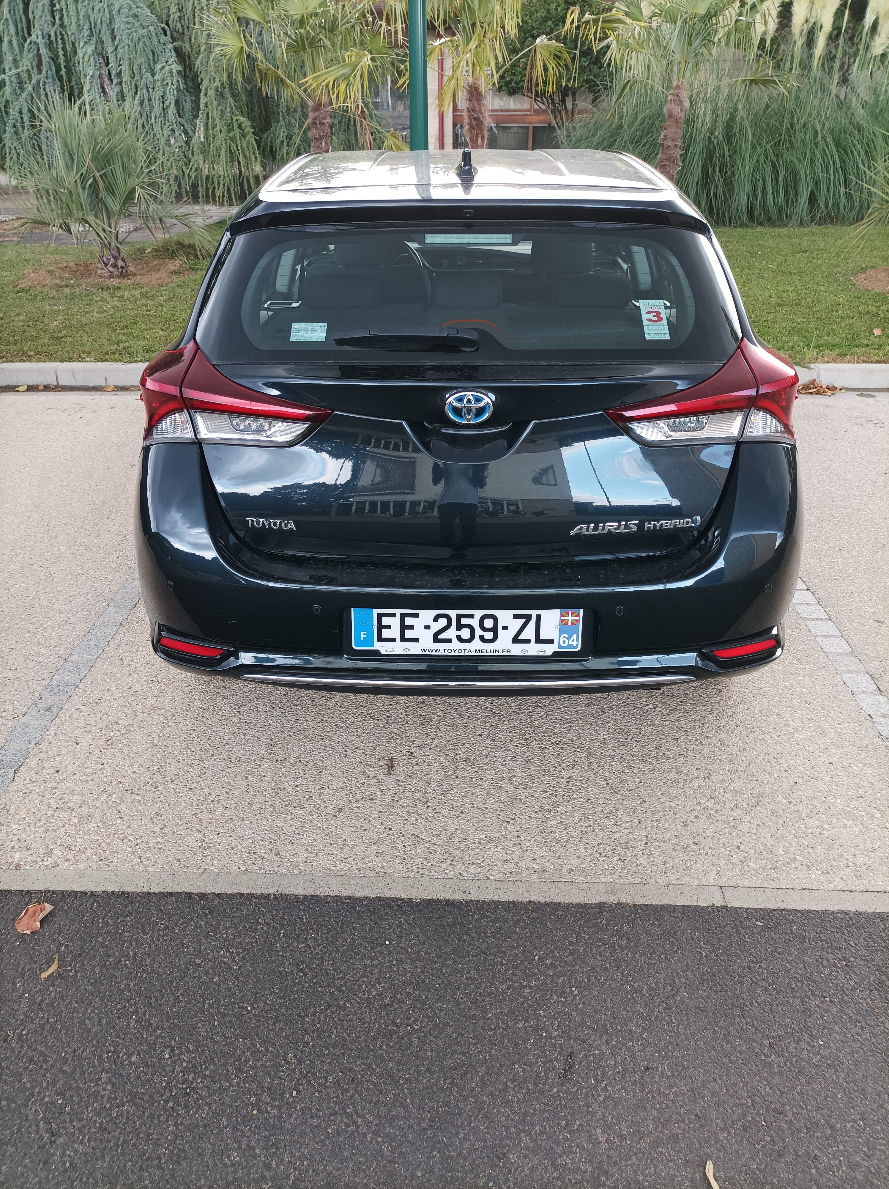 Toyota Auris, 2016, Essence 95 / Électrique (hybride), automatique