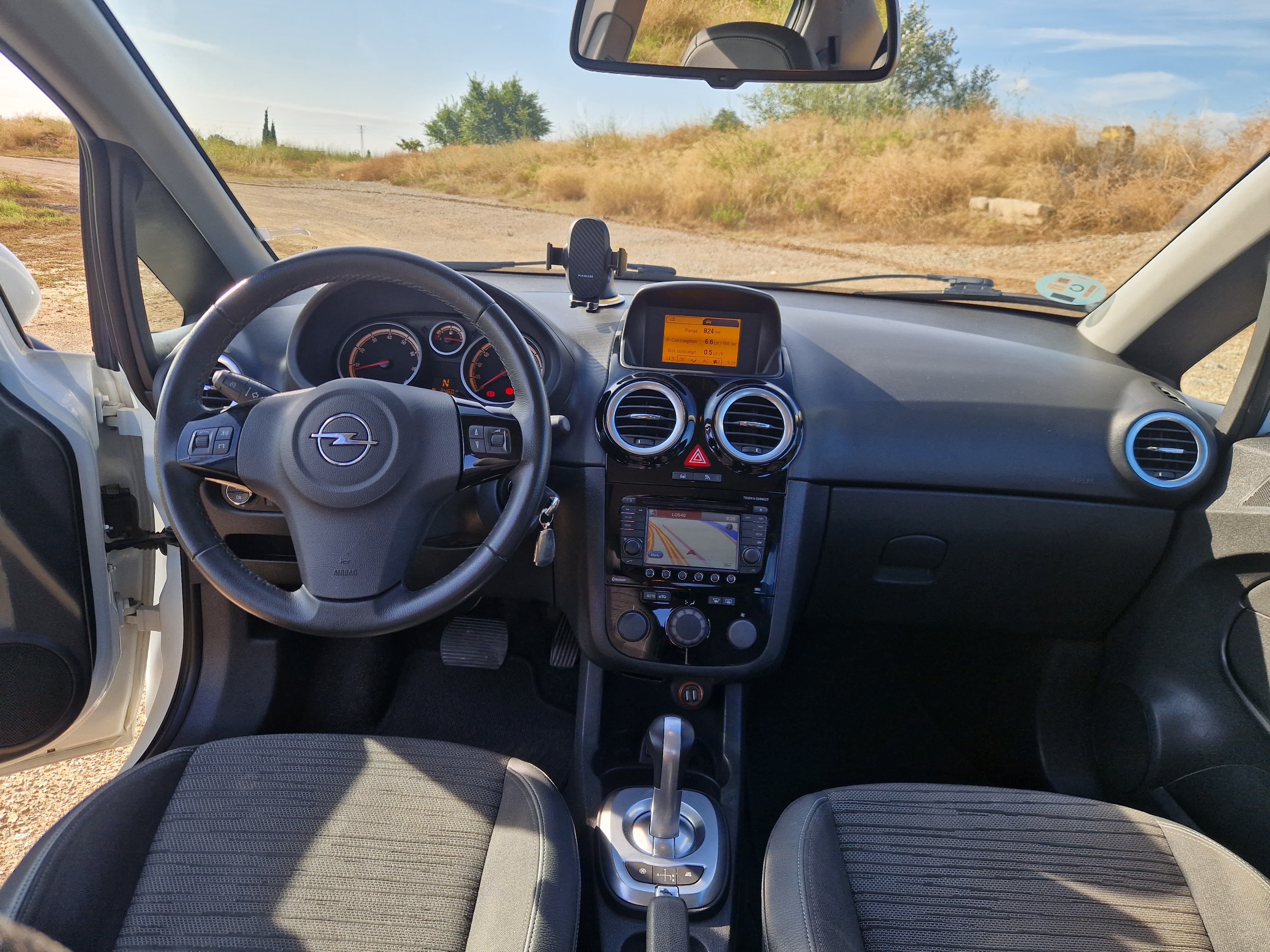 Opel Corsa Automático Conducción Cómoda y Ágil, Perfecto para Ciudad y Carretera. con Entrada de Audio/iPod