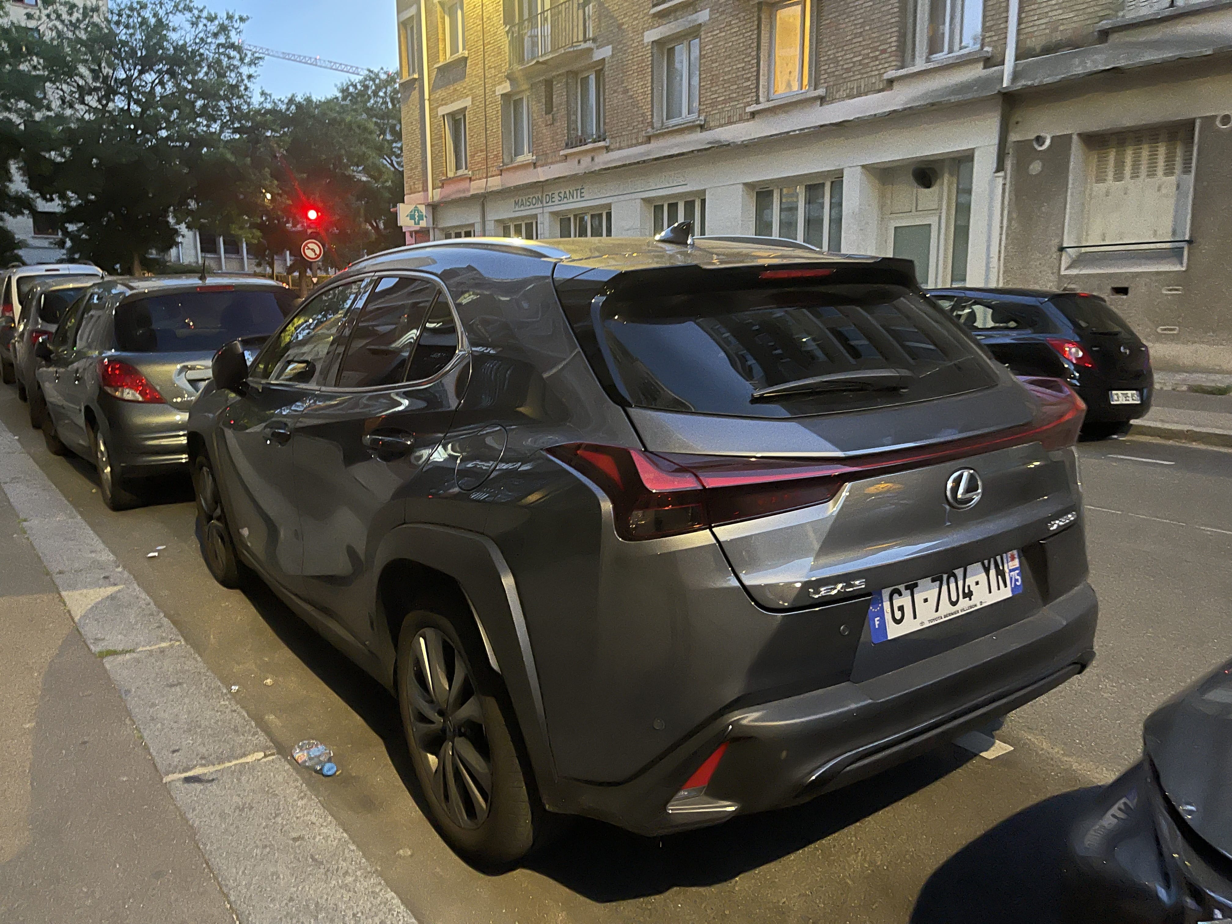 Lexus UX Hybride avec GPS