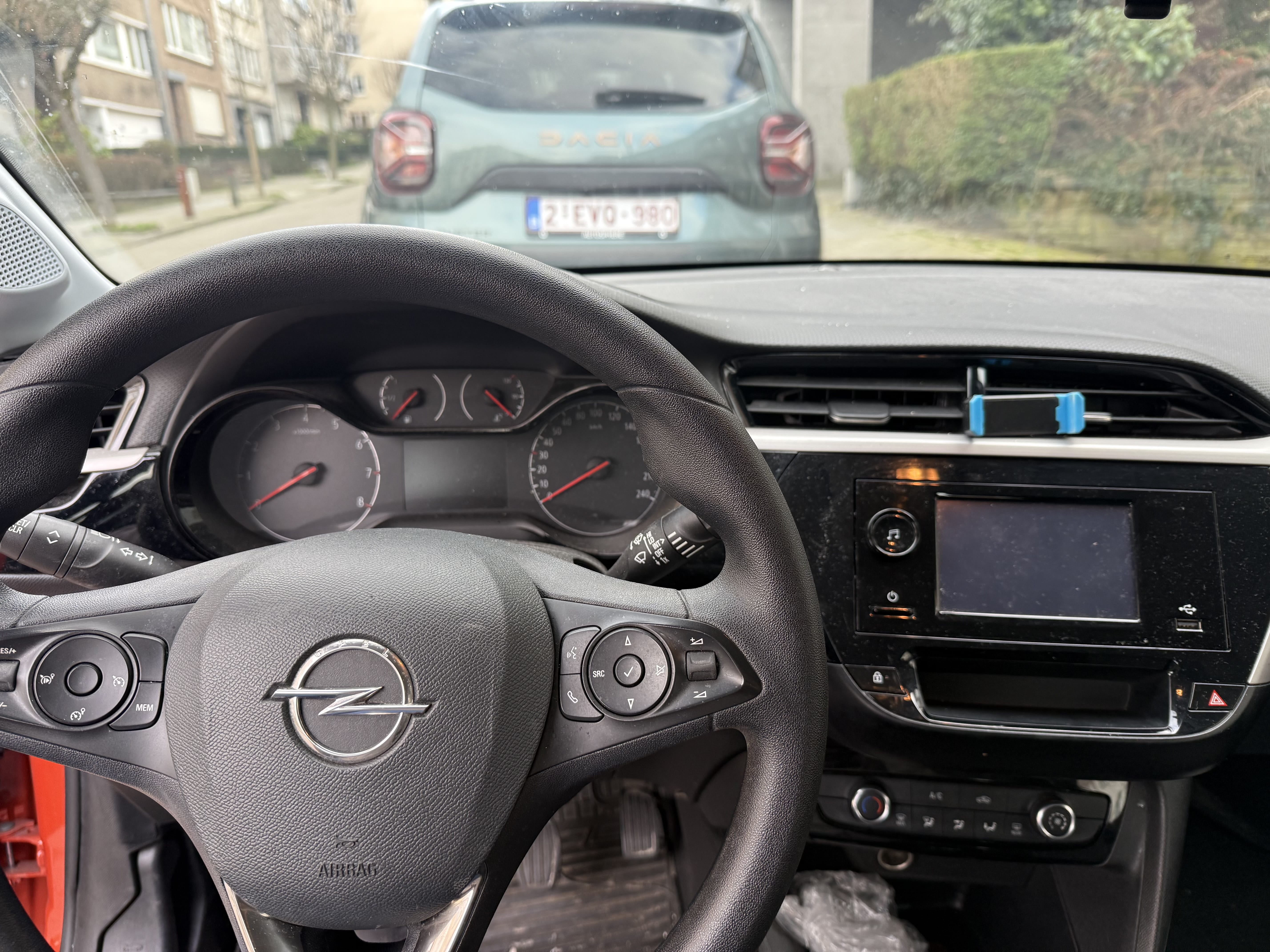 Opel Corsa F met Autostoel baby