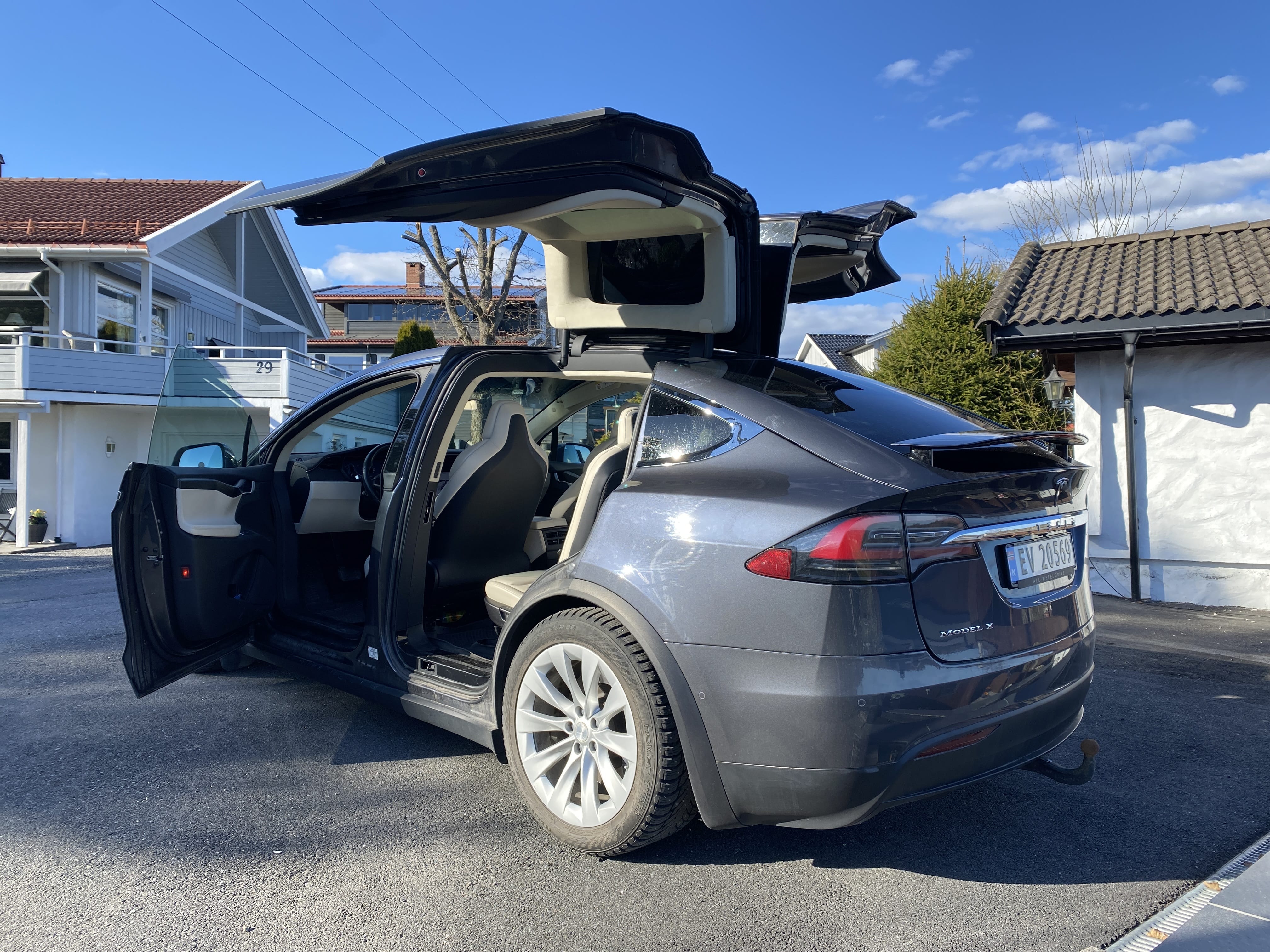 Tesla Model X Free supercharging at Tesla supercharger. Full Autopilot and FSD med Bluetooth audio