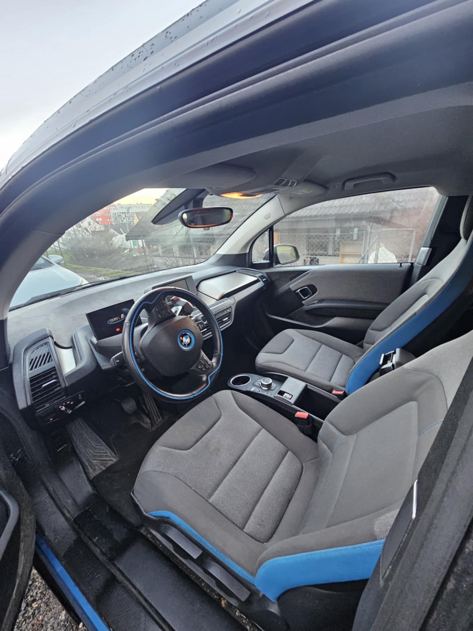 BMW i3 City Center Garage (Bygarasjen) – Parking included med Bluetooth audio