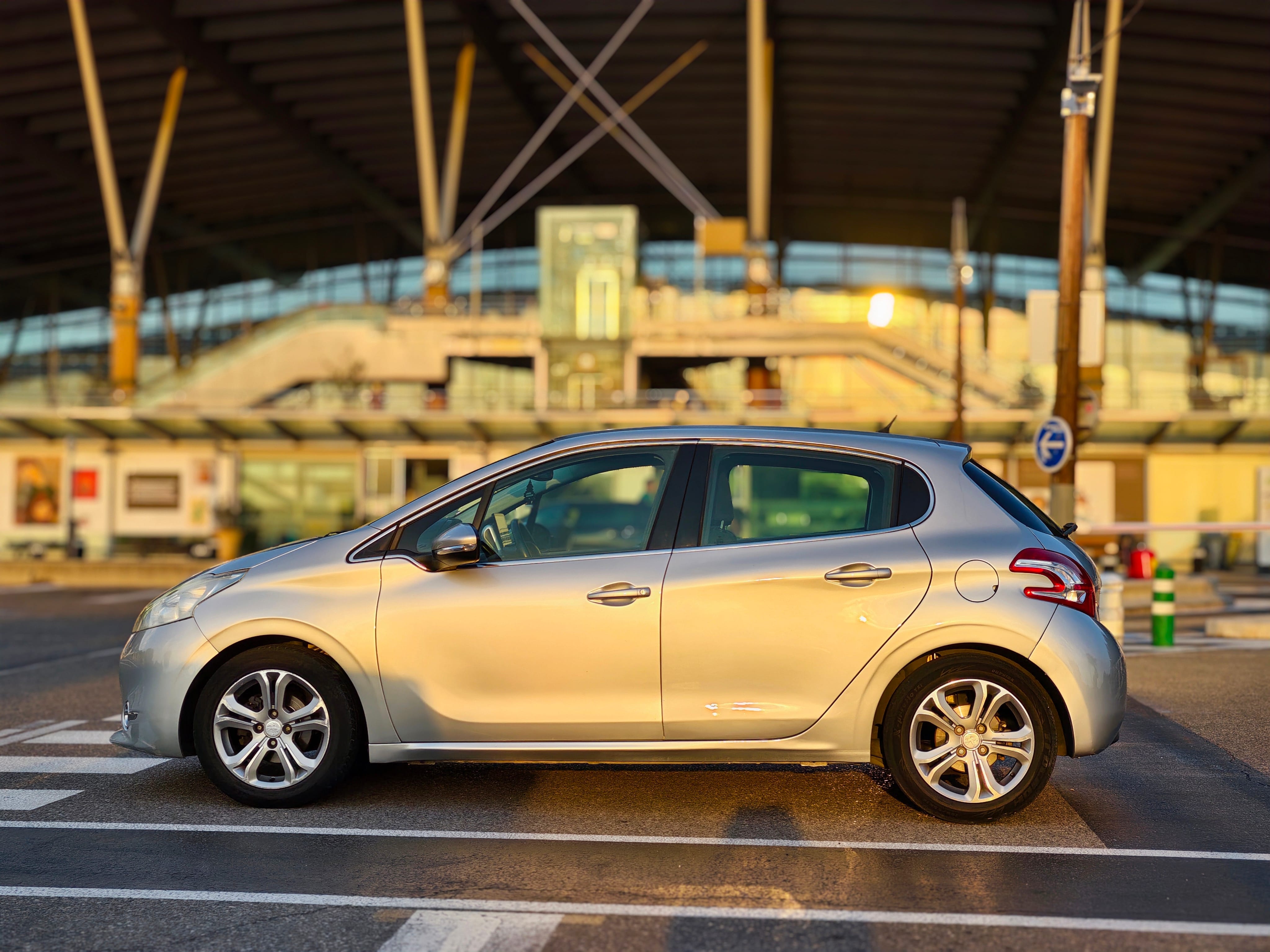 Peugeot 208 Gare Aix Tgv avec Climatisation