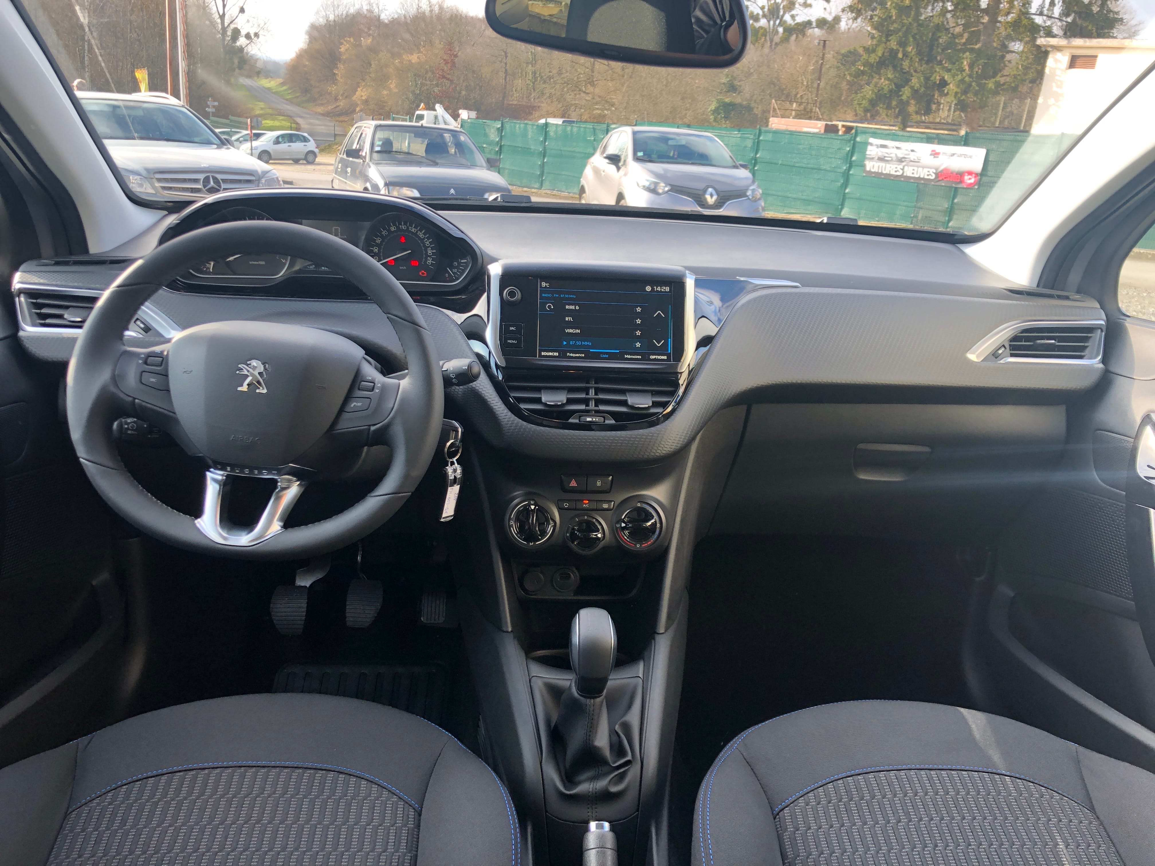 Peugeot 208 Ess 82cv FM102QE avec Siège bébé