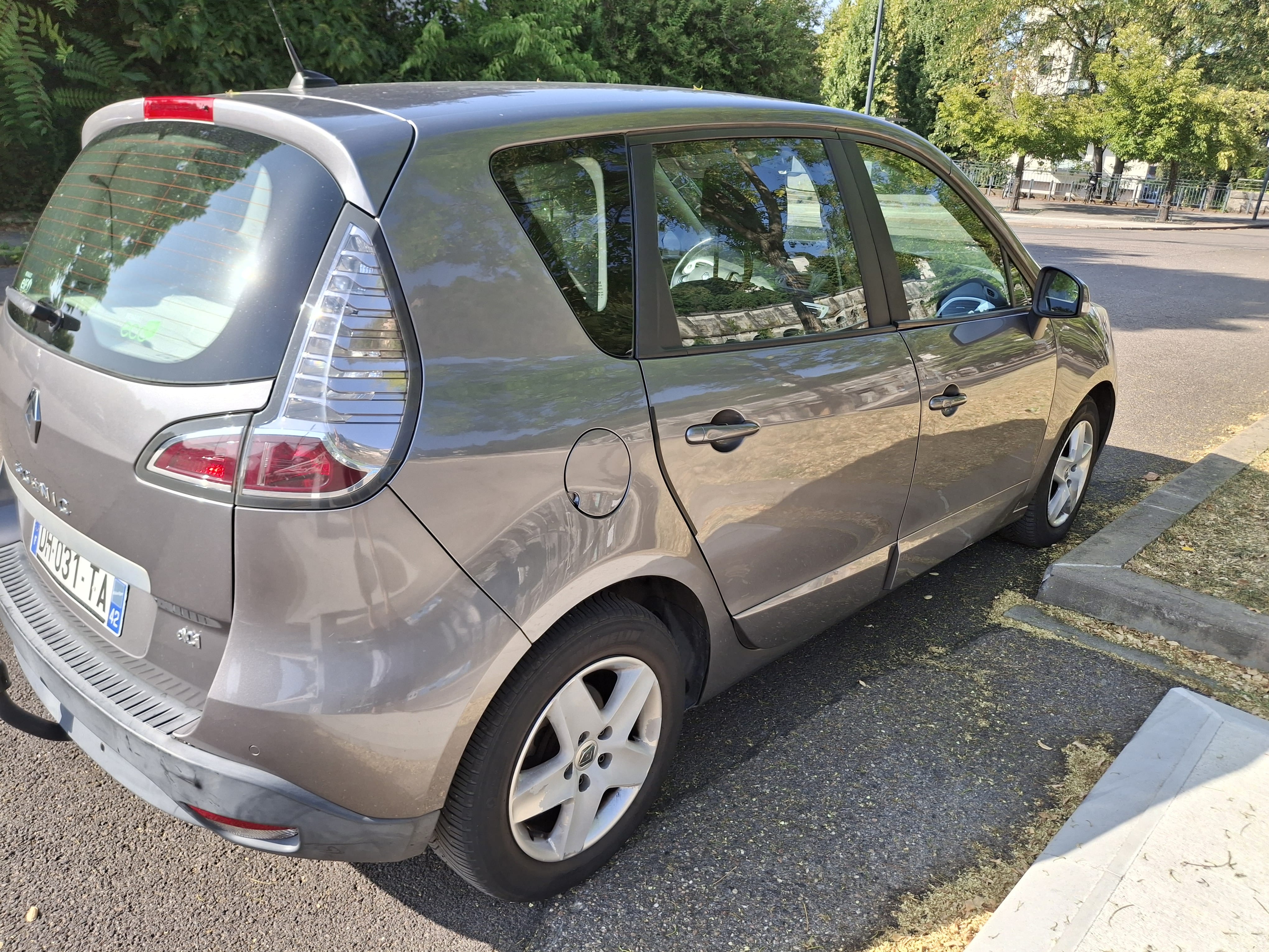 Renault Scenic 1.6 DCI 130 CV avec Attelage
