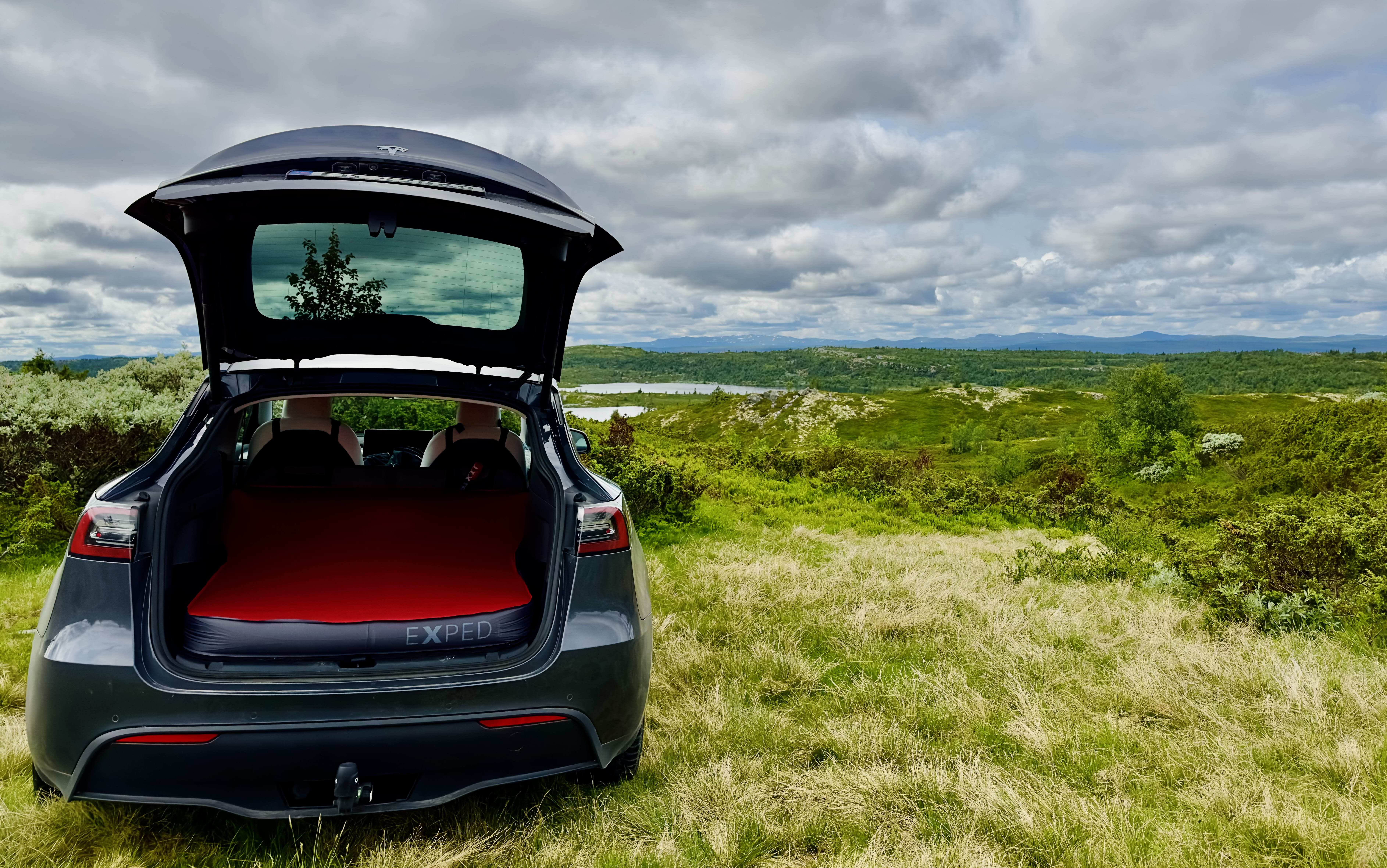 Tesla Model Y Long Range med sovemuligheter og dobbelmadrass, camping-mode, utvidet rekkevidde. med Dashcam