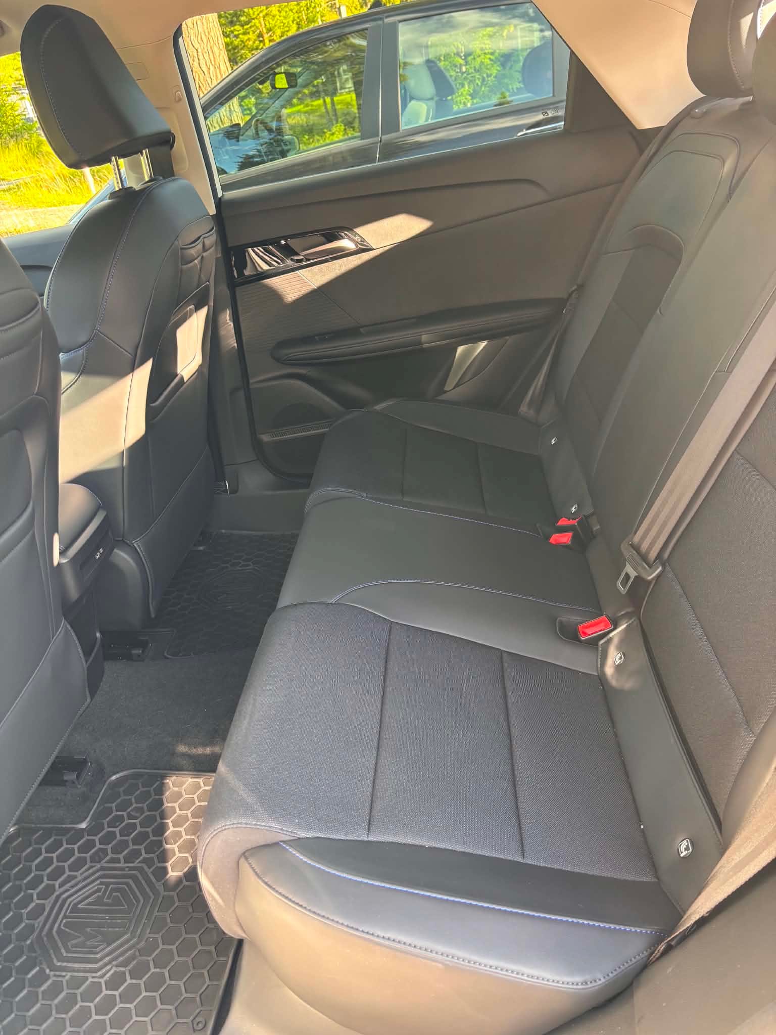 MG MG4 Luxury 2026 | Toppmodell | 360° kamera | Adaptiv cruise | Lang rekkevidde mit Bluetooth-Audio