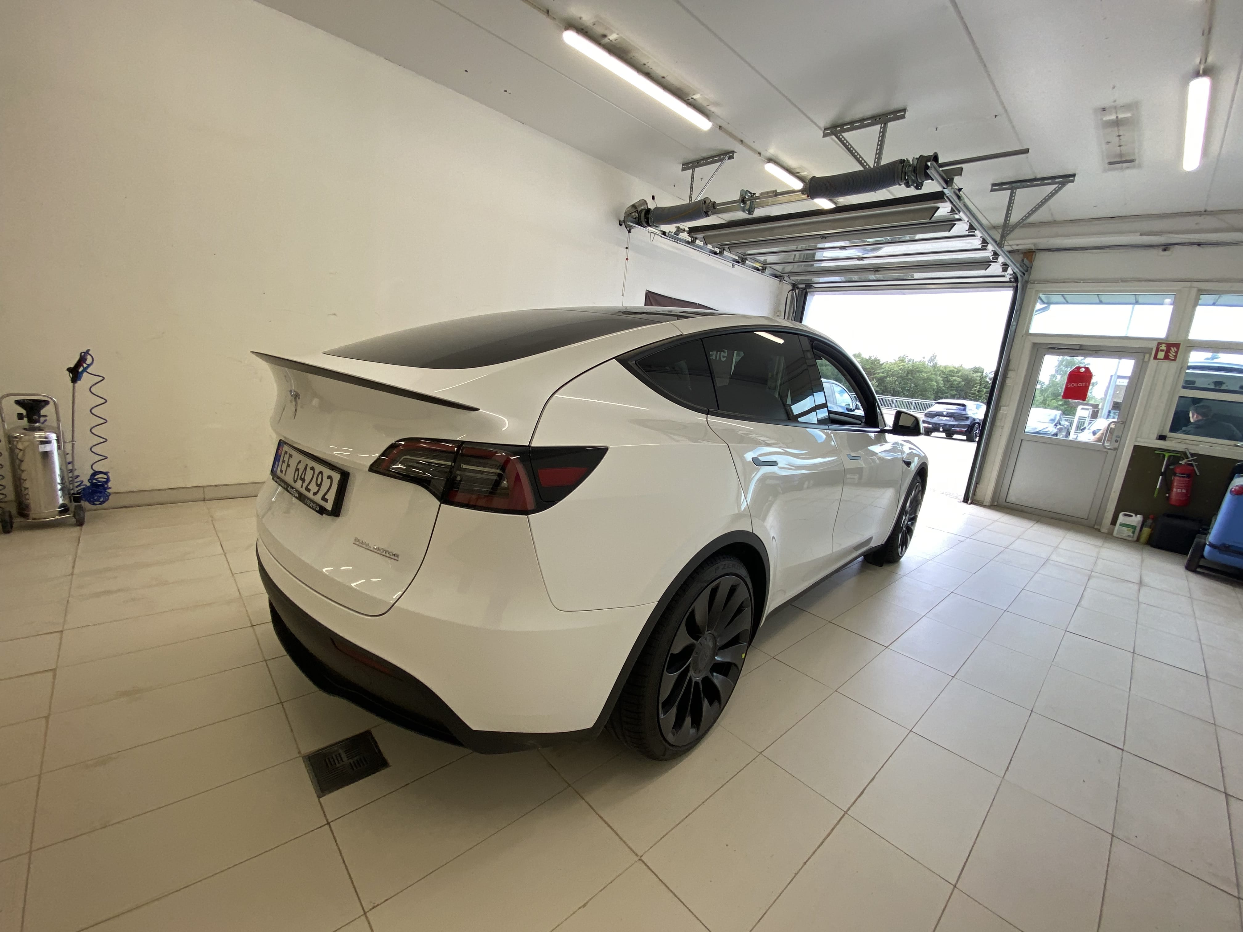 Tesla Model Y Performance med GPS