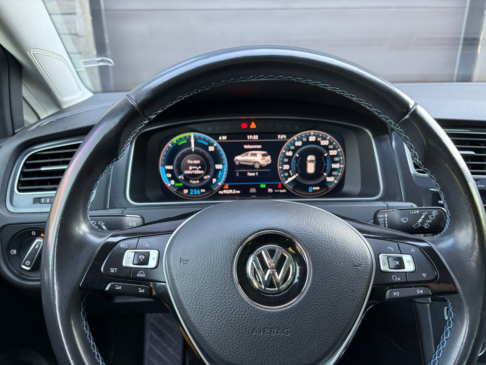 Volkswagen e-Golf mit Navigationsgerät