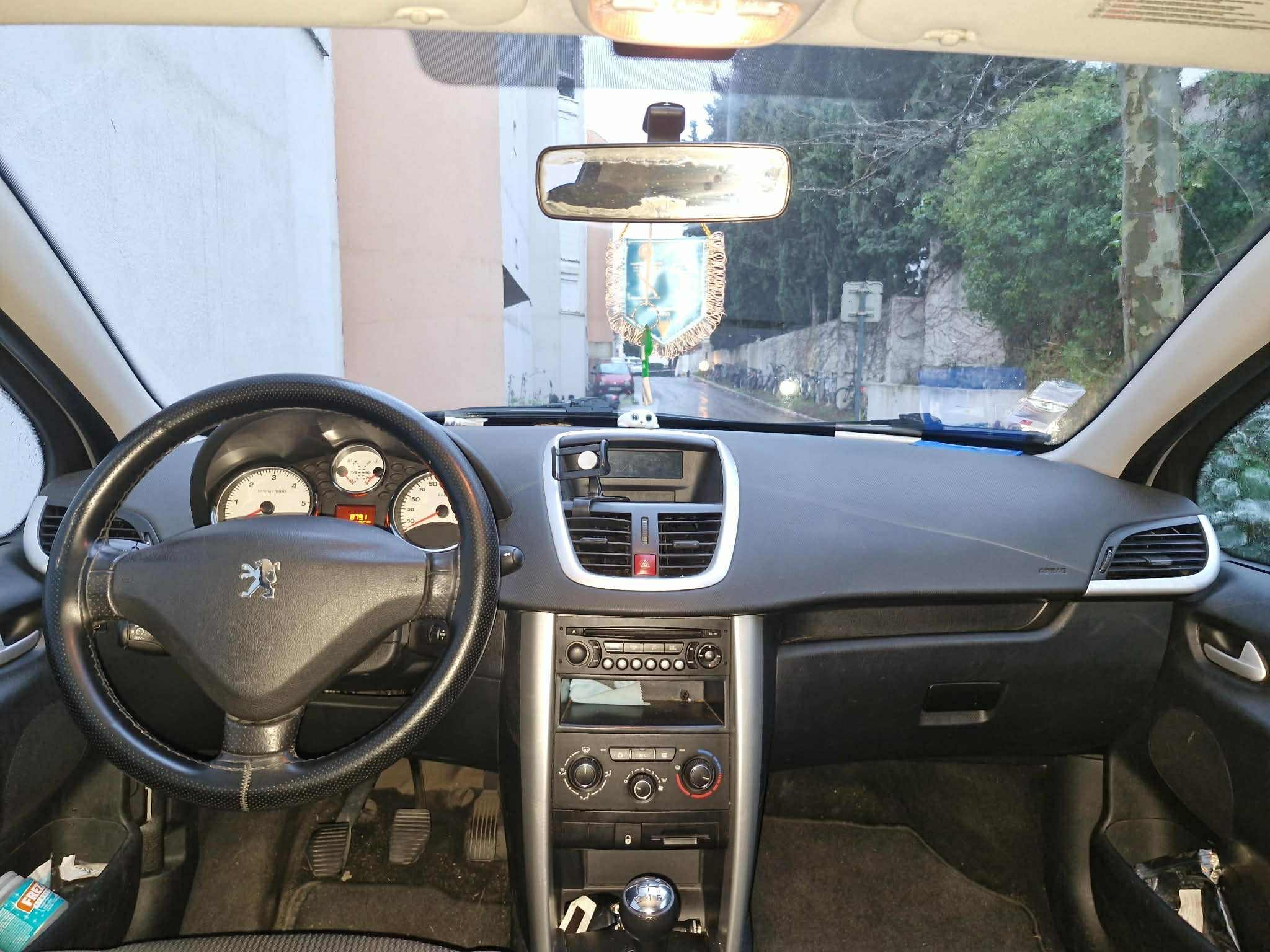 Peugeot 207 avec Siège bébé