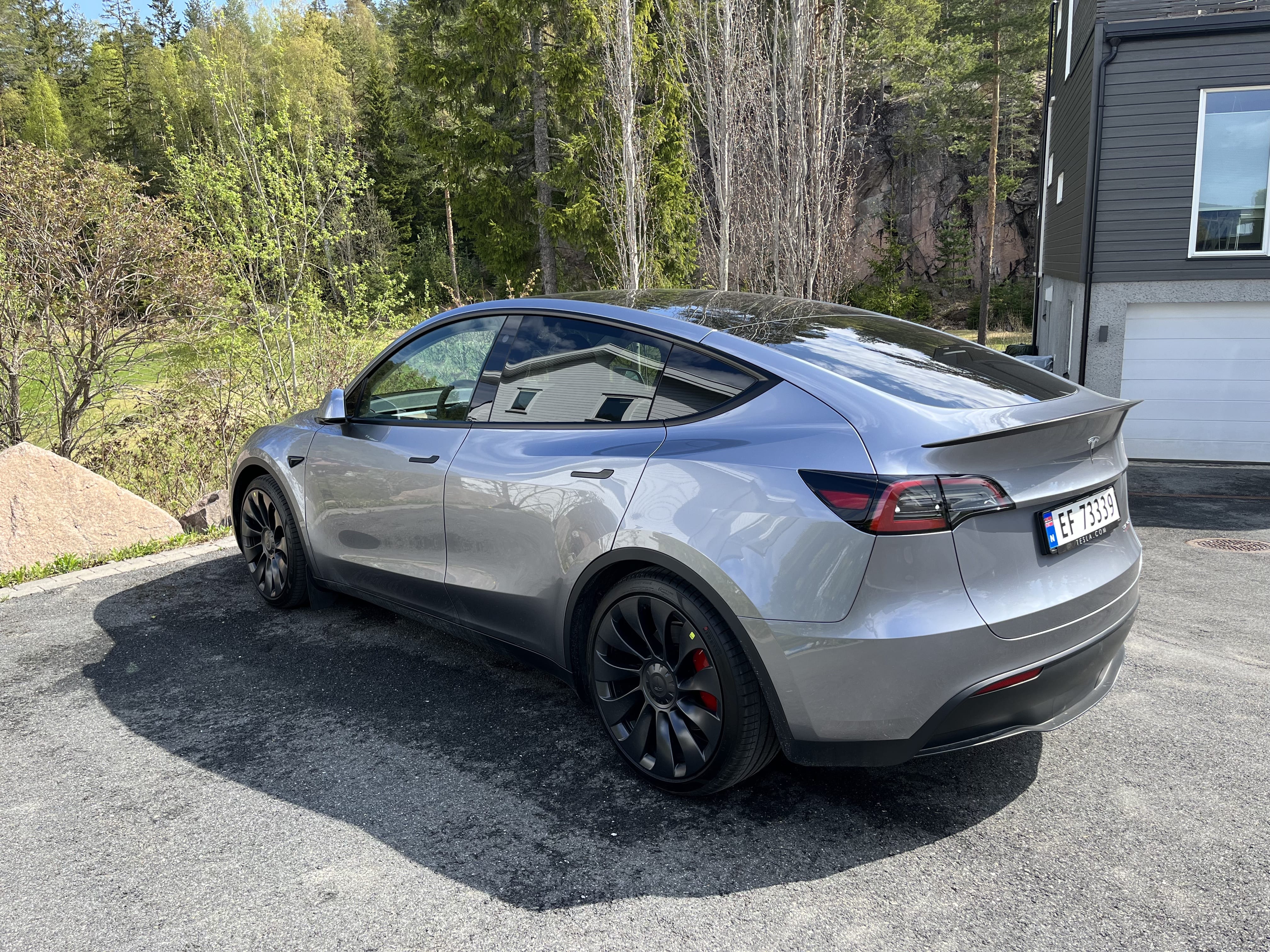 Tesla Model Y med GPS