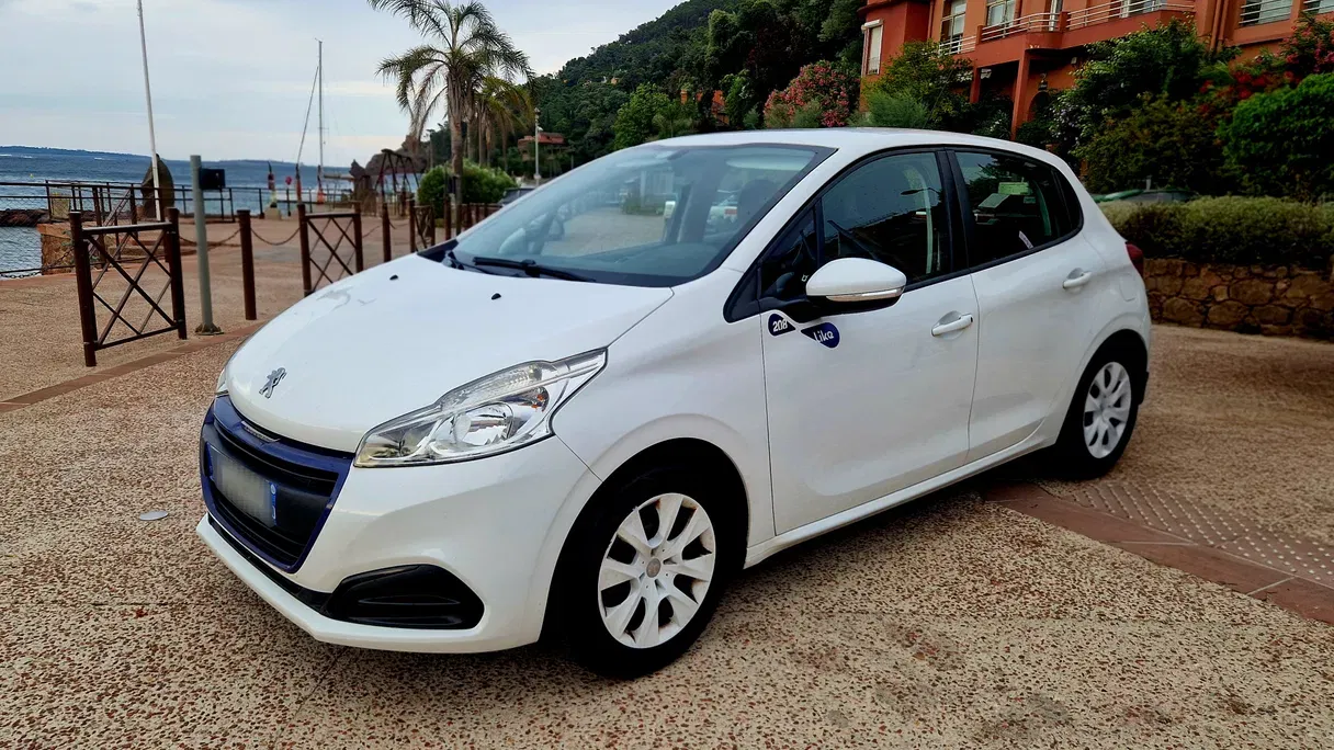 Peugeot 208 - Antibes, 2015, Essence 95