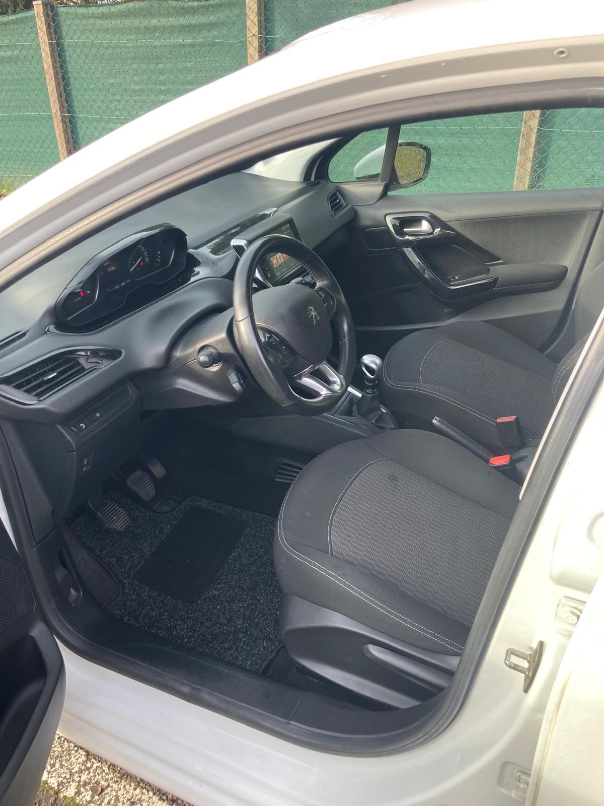 Peugeot 208 avec Apple CarPlay