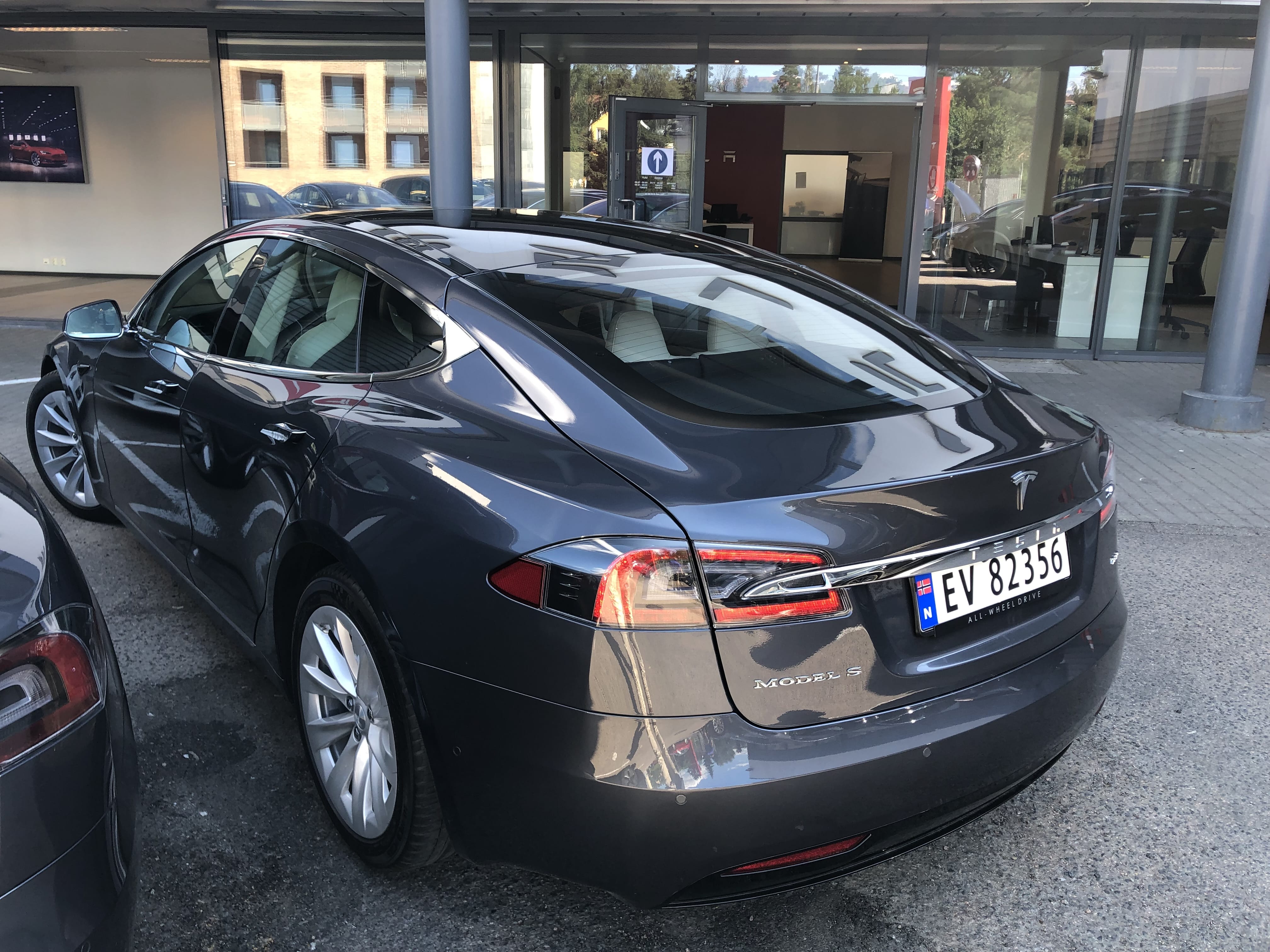 Tesla Model S Gratis SuperCharger - 525 Hestekrefter - Krem interiør med sol / takåpner. with GPS