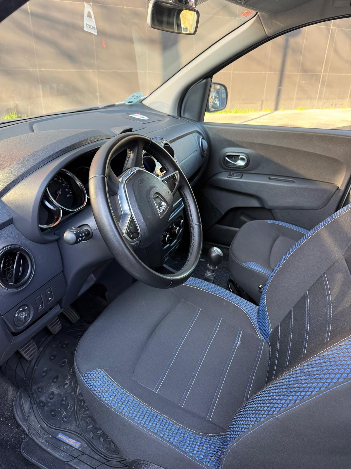Dacia Lodgy mit Autoradio