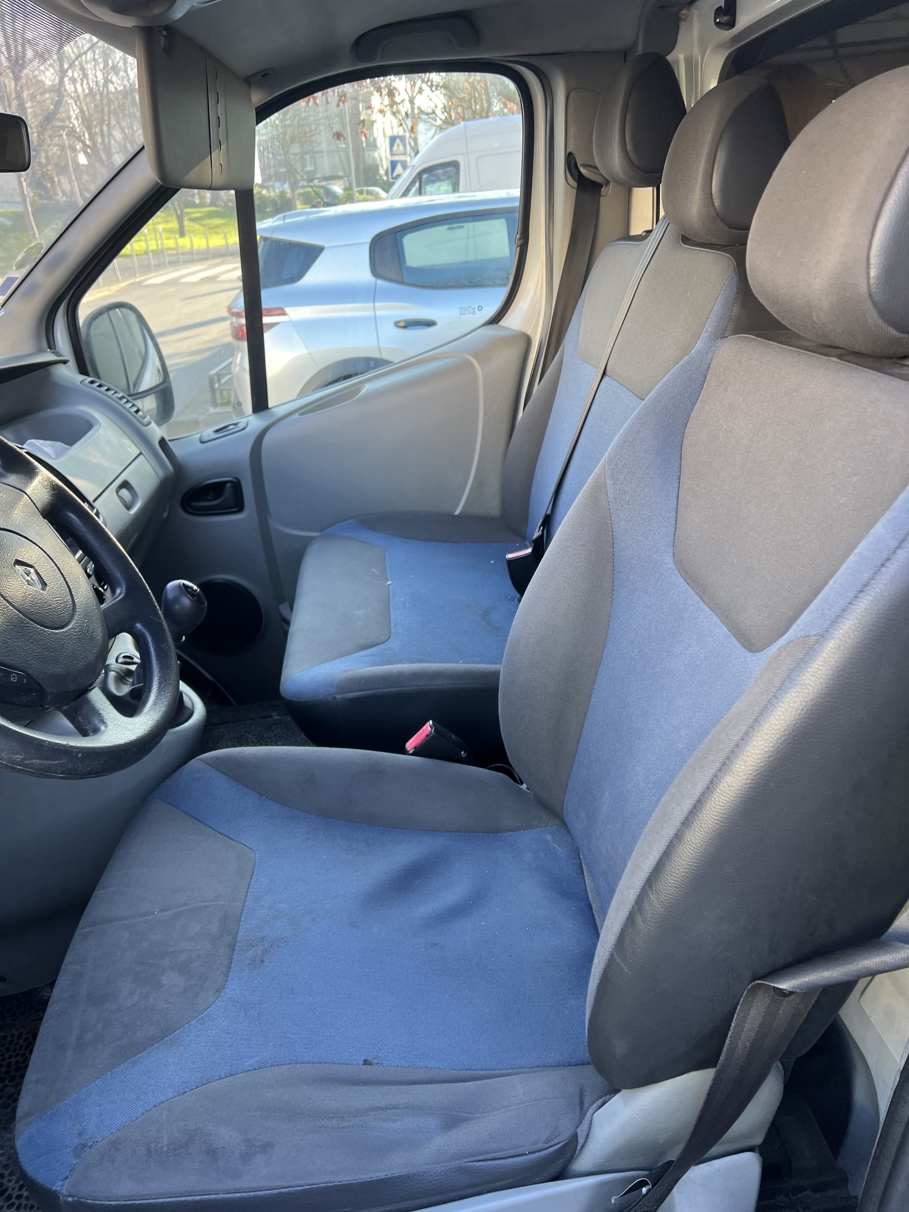 Renault Trafic Grand model L2H1 8m3 double porte latérales Bas prix avec Entrée audio / iPod