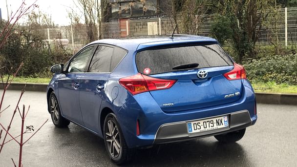 Toyota Auris Louez la Toyota Auris Hybride – Confort, Économie et Sérénité au Volant ! avec Régulateur de vitesse