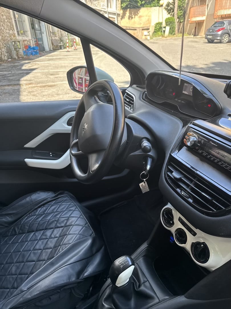 Peugeot 208 1.2 vti met Bluetooth audio