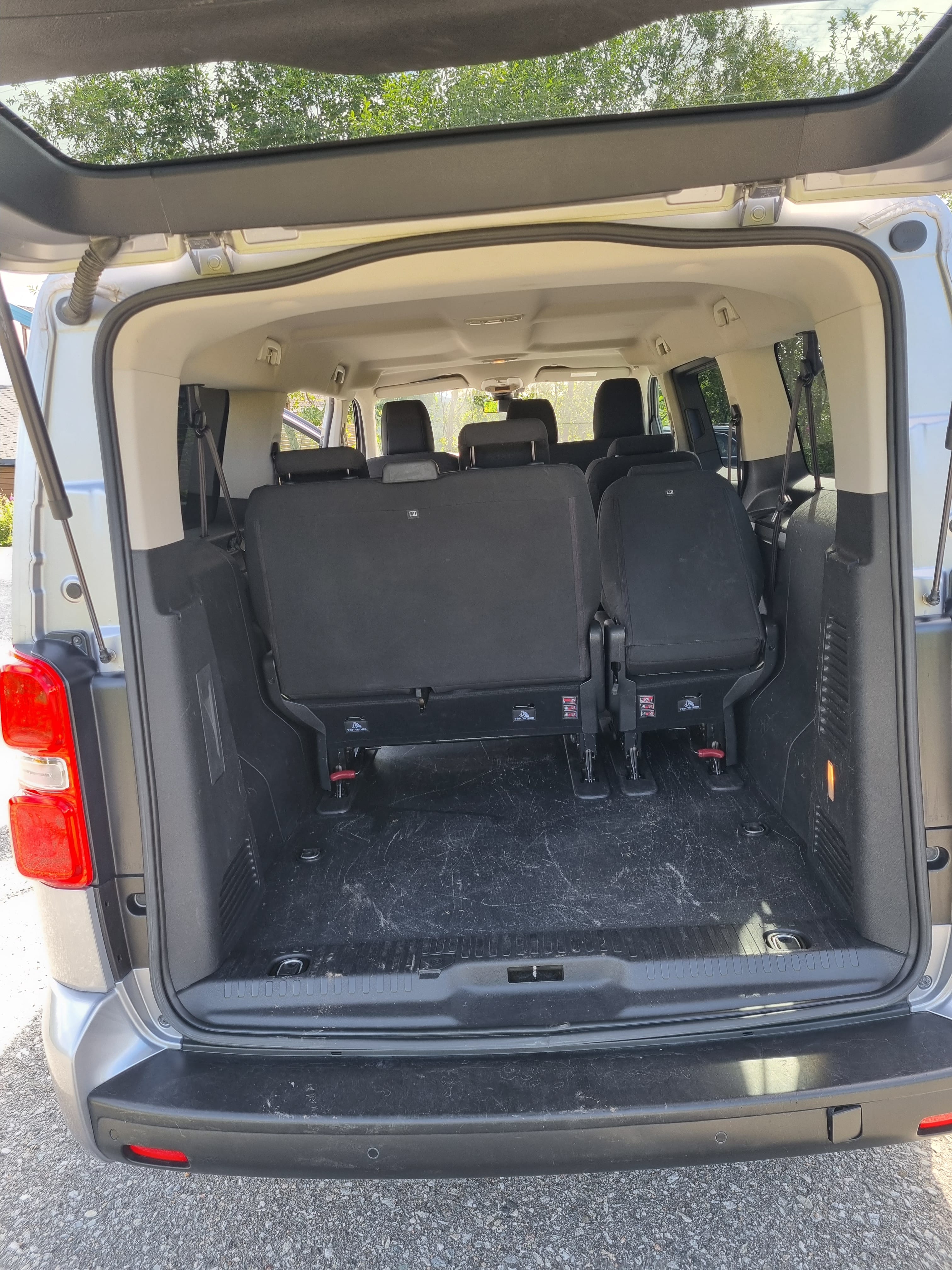Peugeot Traveller Business med USB ladeuttak