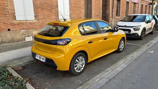 Peugeot 208 5 places -  GARE MONTAUBAN avec Régulateur de vitesse