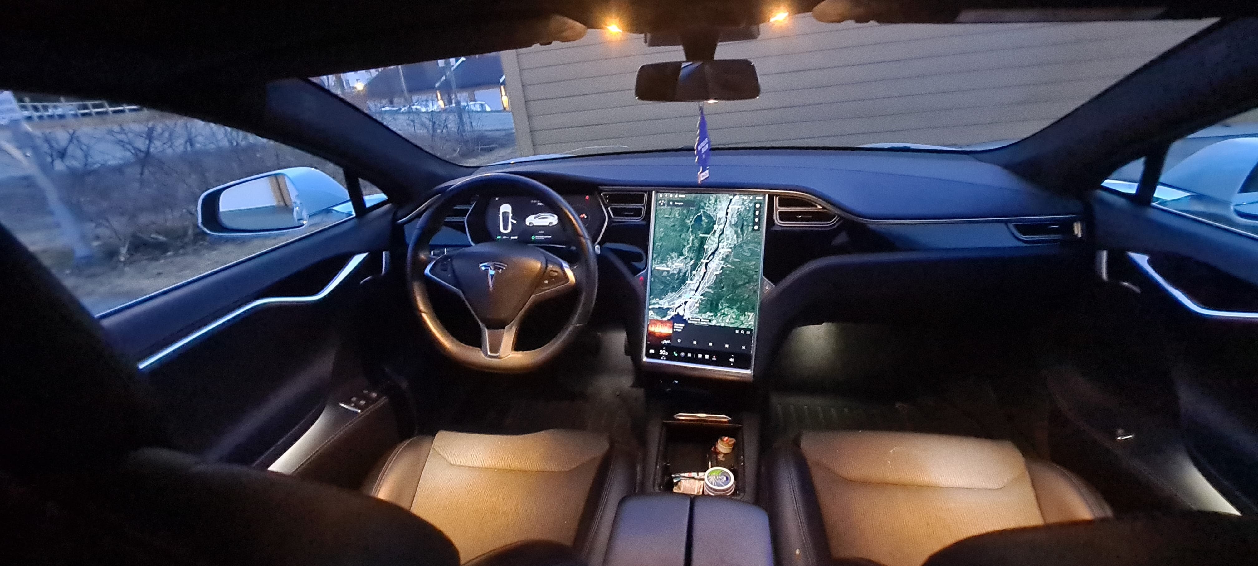Tesla Model S med Cruisekontroll
