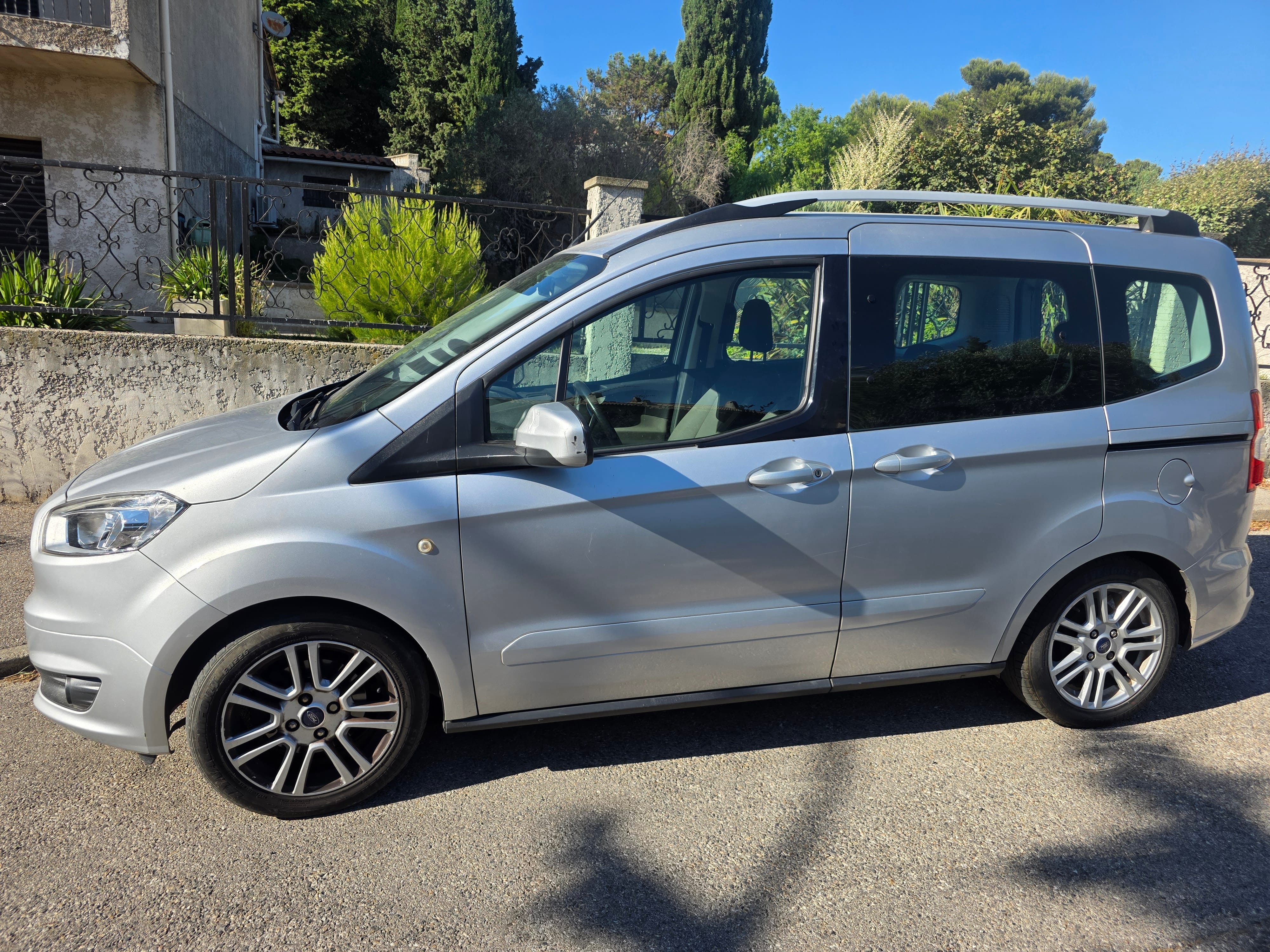 Ford Tourneo Courier 5 places Grand coffre avec Climatisation