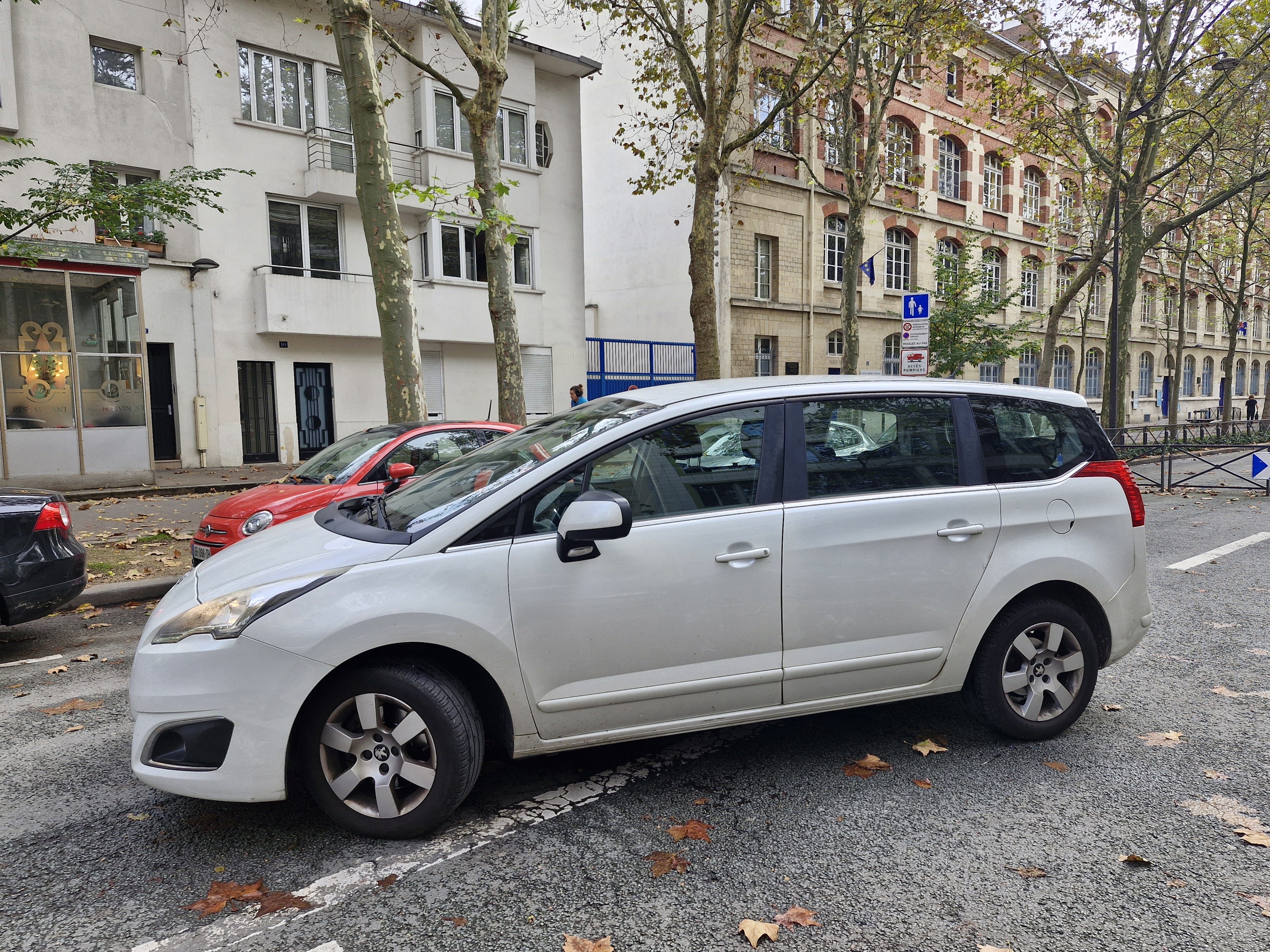 Peugeot 5008 avec GPS