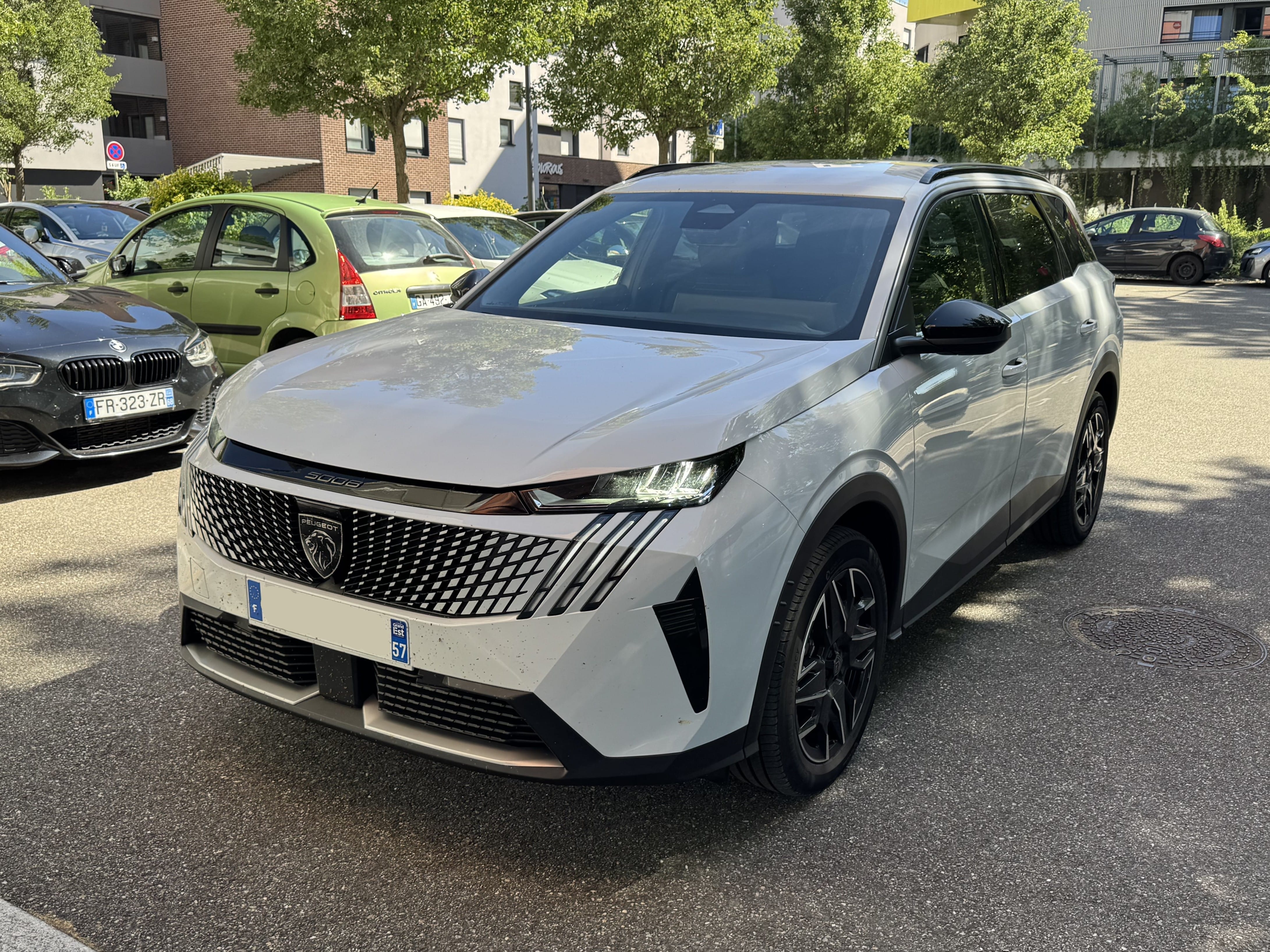 Peugeot 5008, 2025, Essence 95 / Électrique (hybride), automatique, 7 places