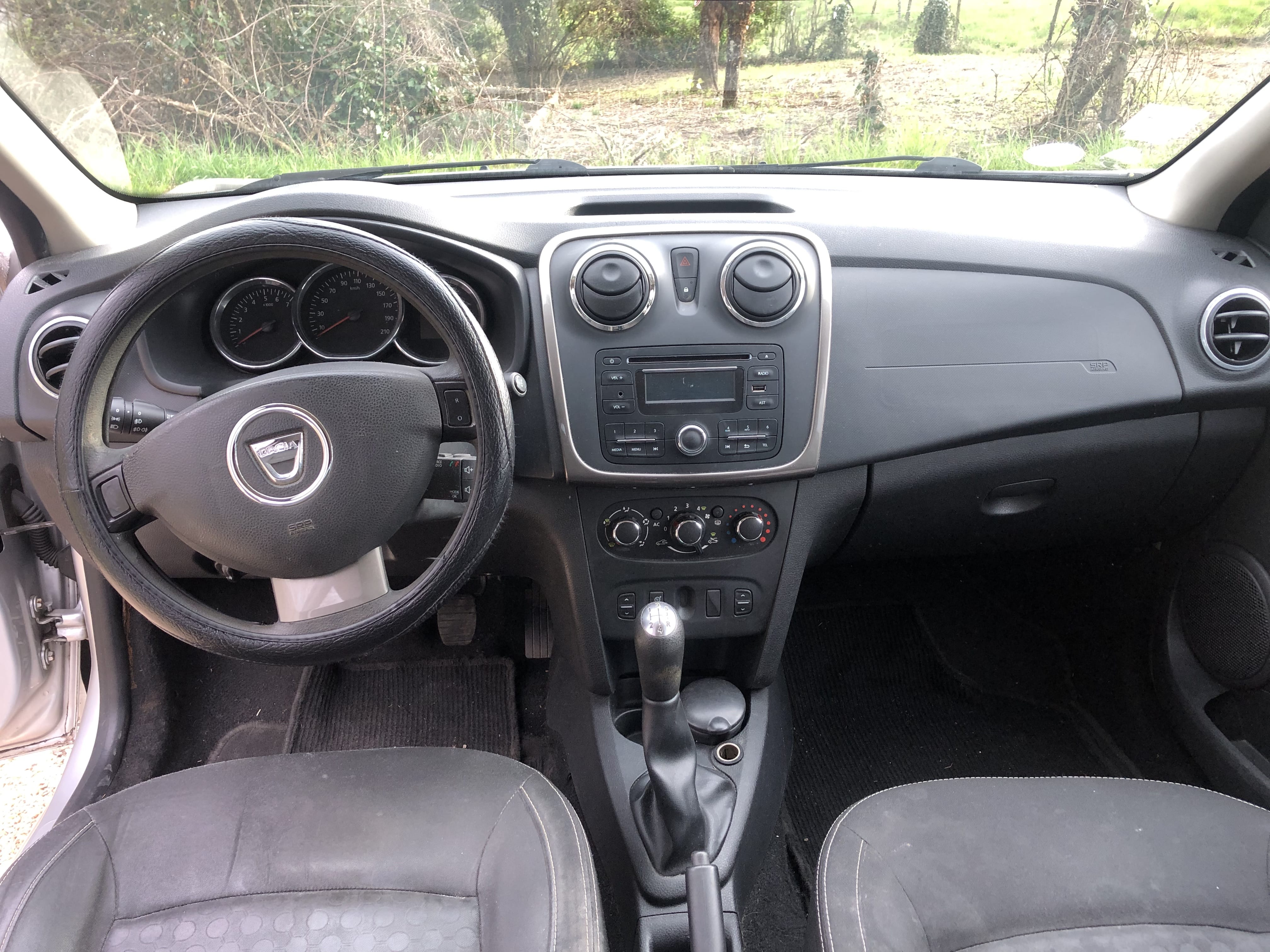 Dacia Logan Essence avec Entrée audio / iPod