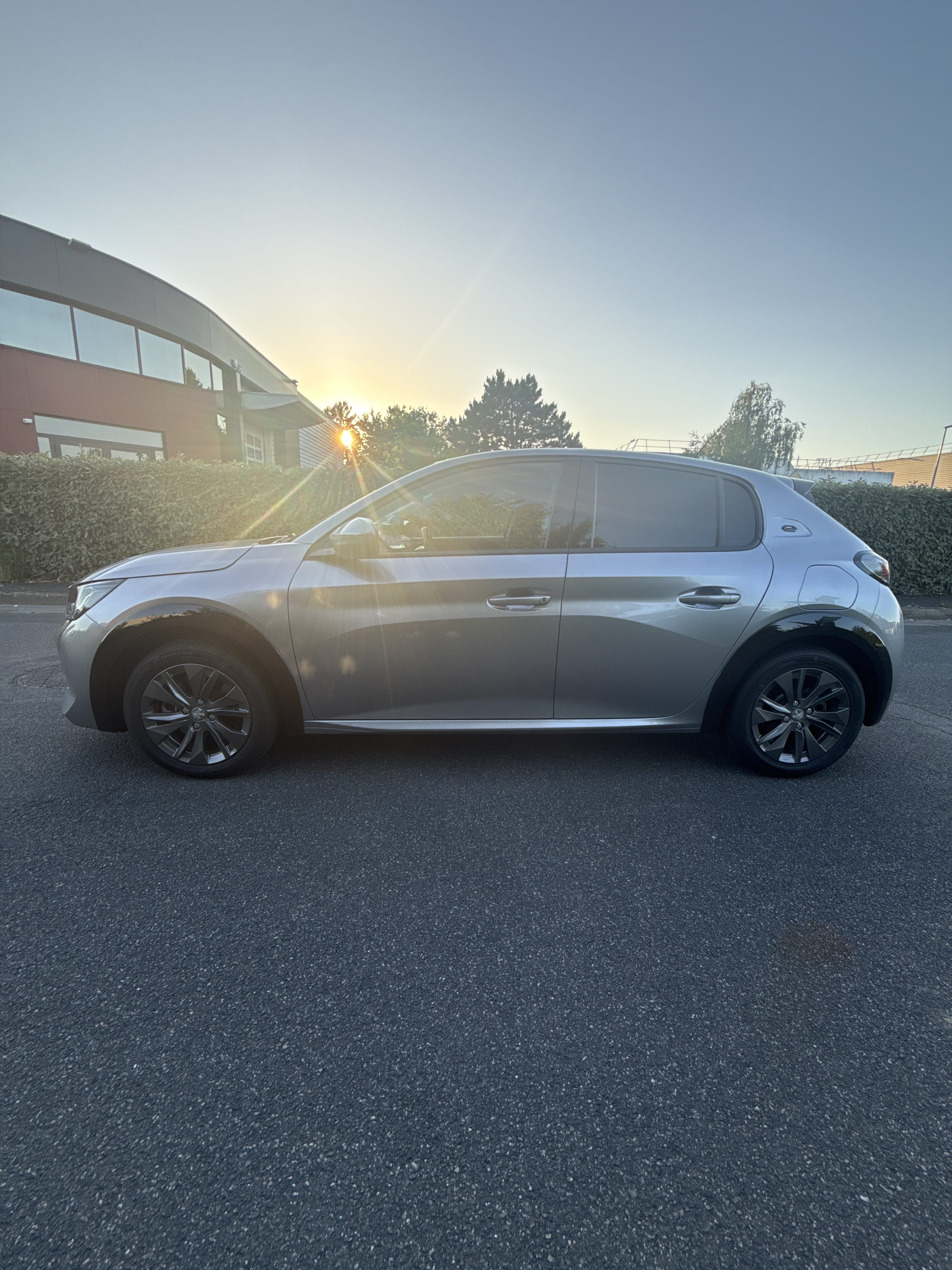 Peugeot e-208 Allure (100% électrique) mit Klimaanlage
