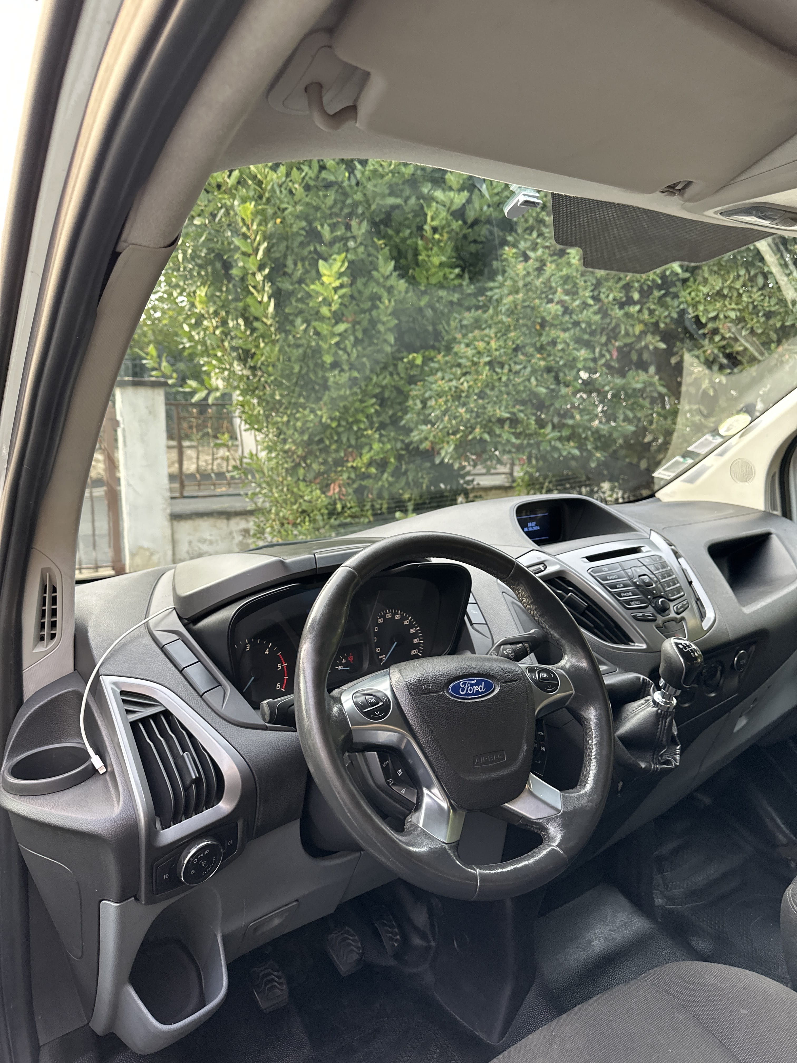 Ford Transit Custom Fourgon Utilitaire 2.2 TDCI (74 KW / 100ch) camion