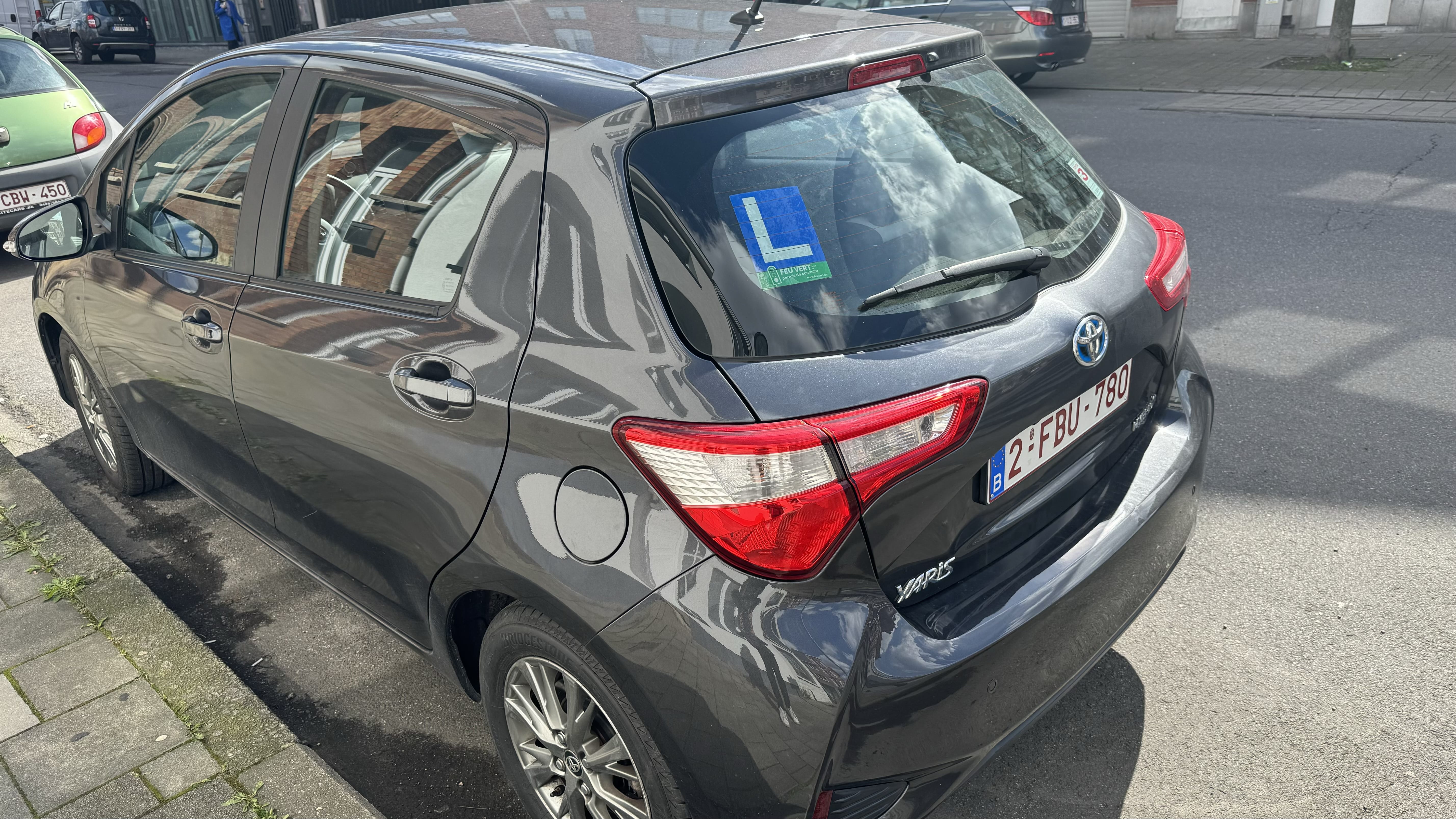 Toyota Yaris Hybride très économique en essence. Carte riverain evere avec GPS