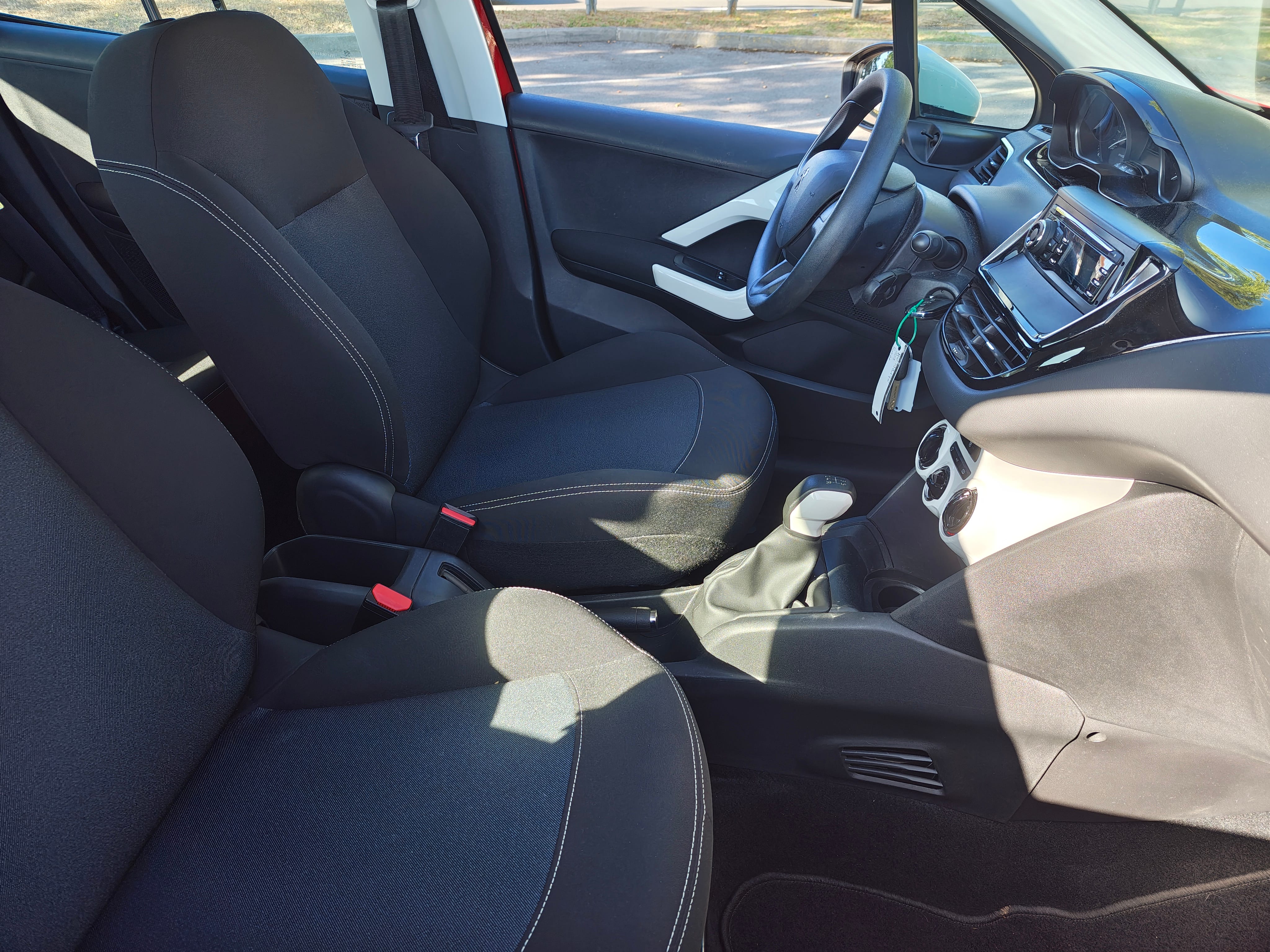 Peugeot 208 avec Autoradio