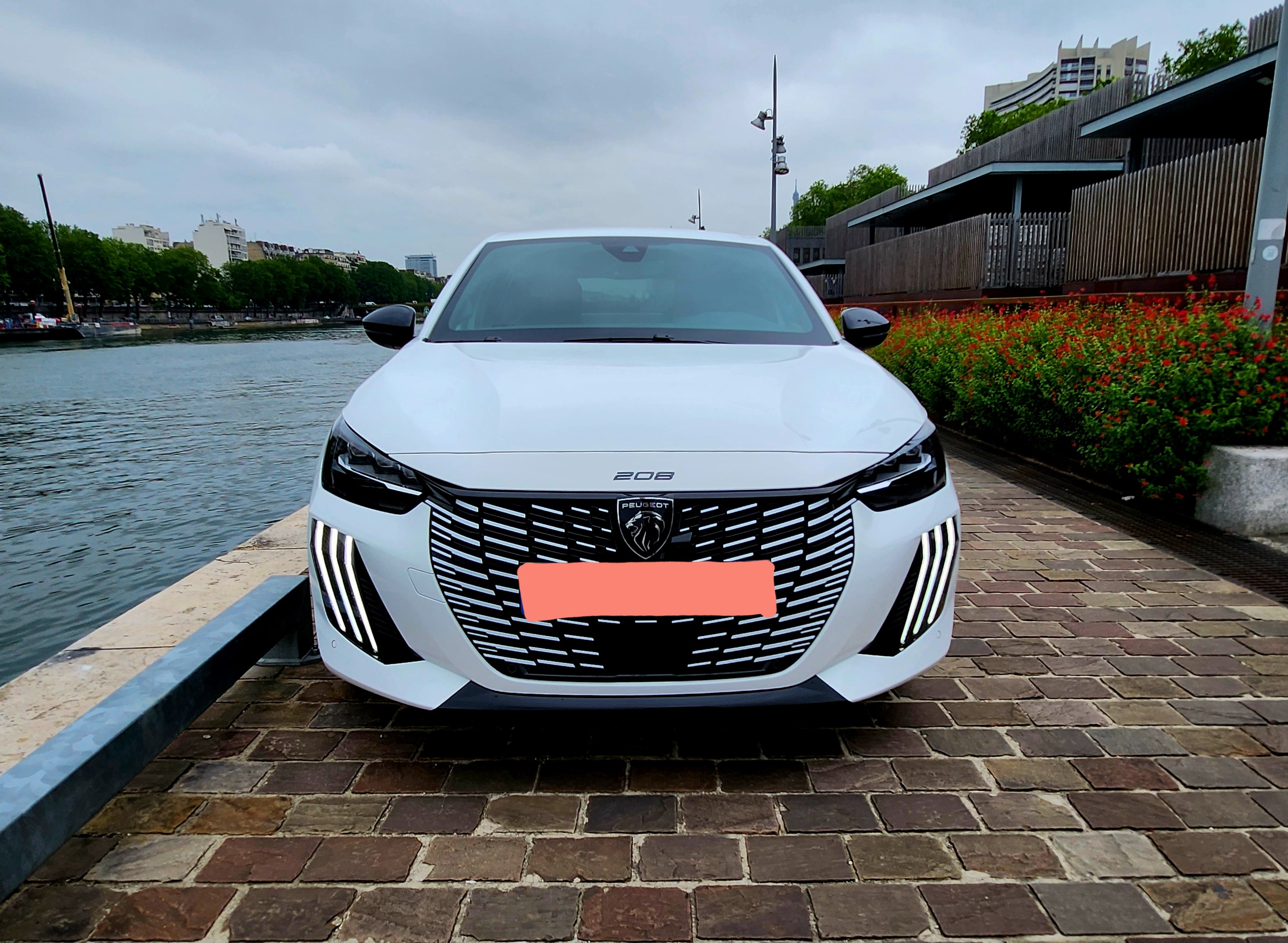 Peugeot 208 HYBRIDE GT LINE (GR938) (Clim, Connectivité Smartphone, charge induction, ...) avec Audio Bluetooth
