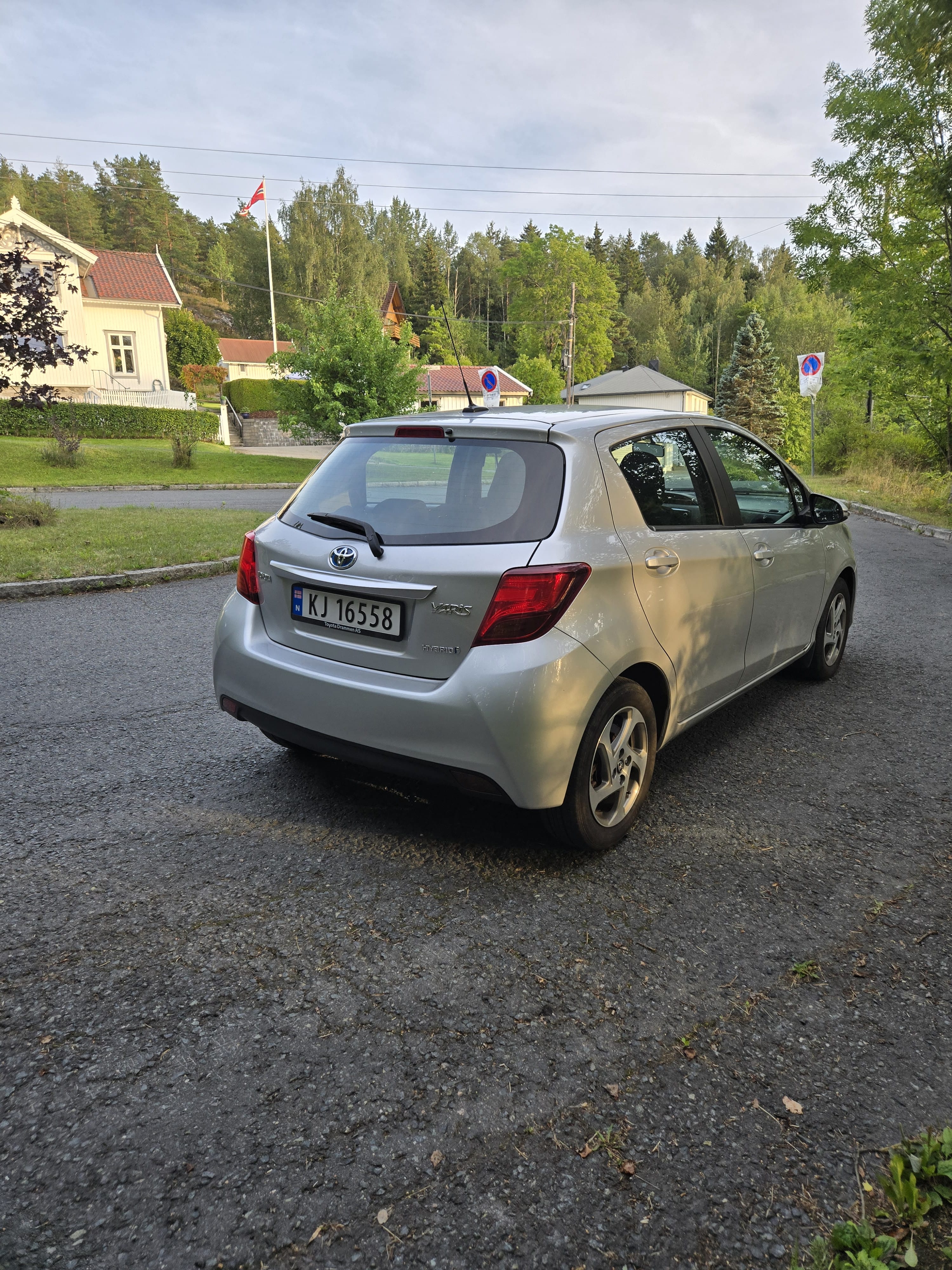 Toyota Yaris Hybrid 1,5 Automat, Bensin/Hybrid, inkl Beboerkort parkering med GPS