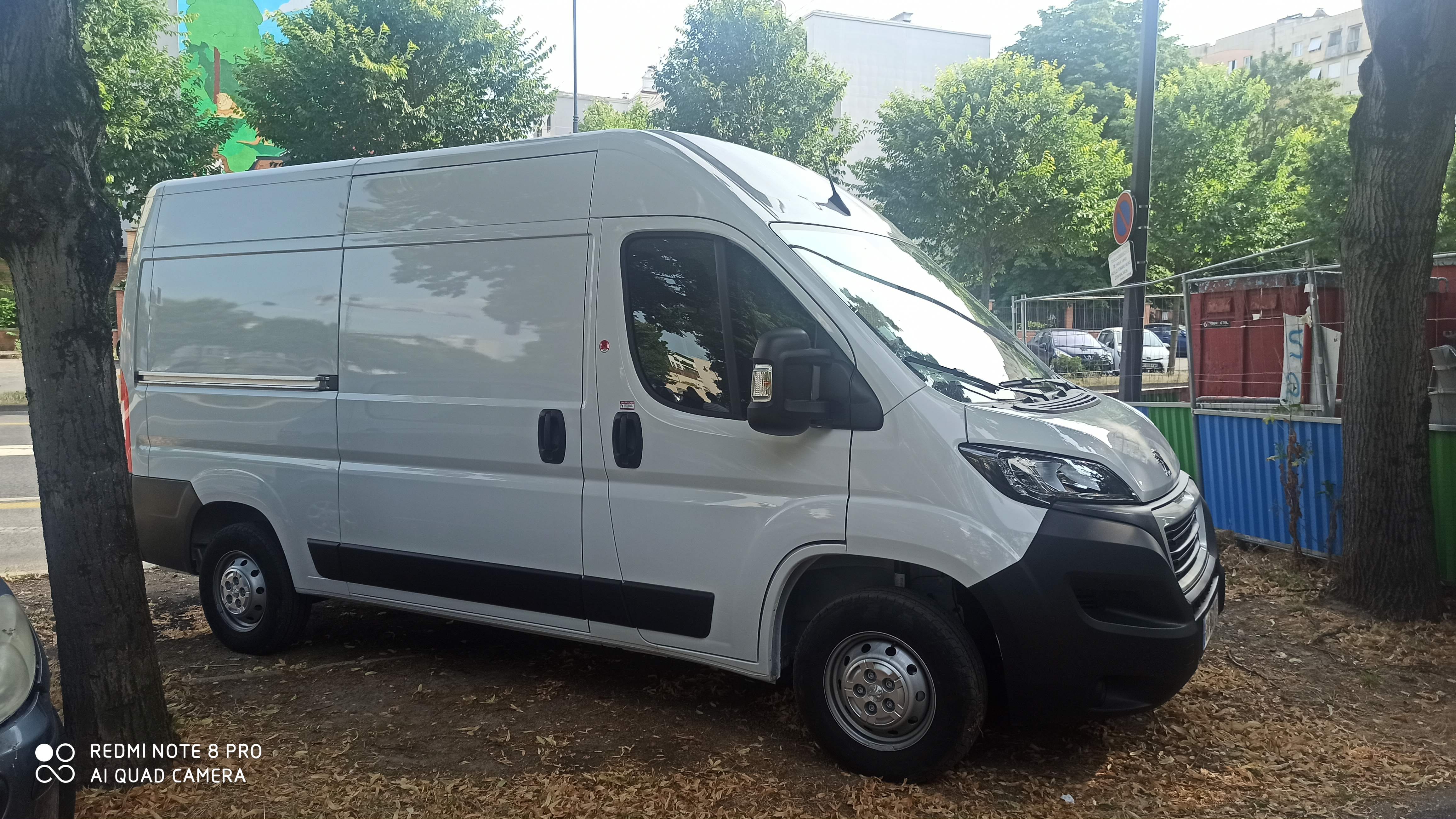 Peugeot Boxer avec diable et rampes mit Klimaanlage