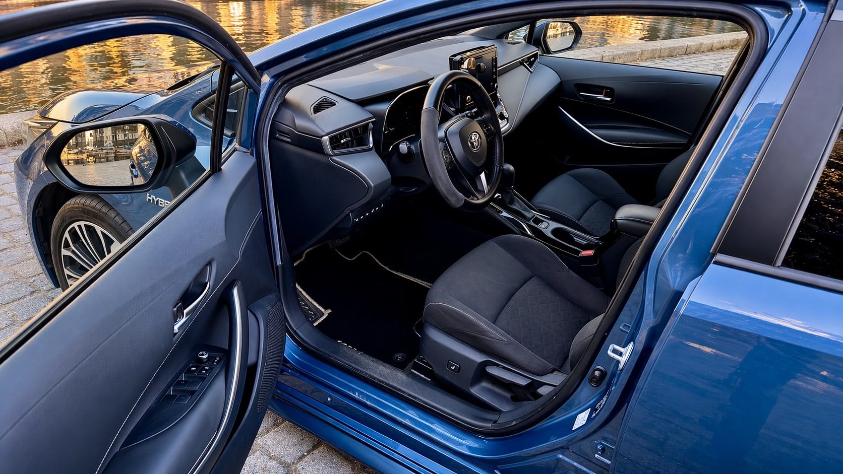 Toyota Corolla 1.8 Hybrid (Petrol–Electric) med GPS