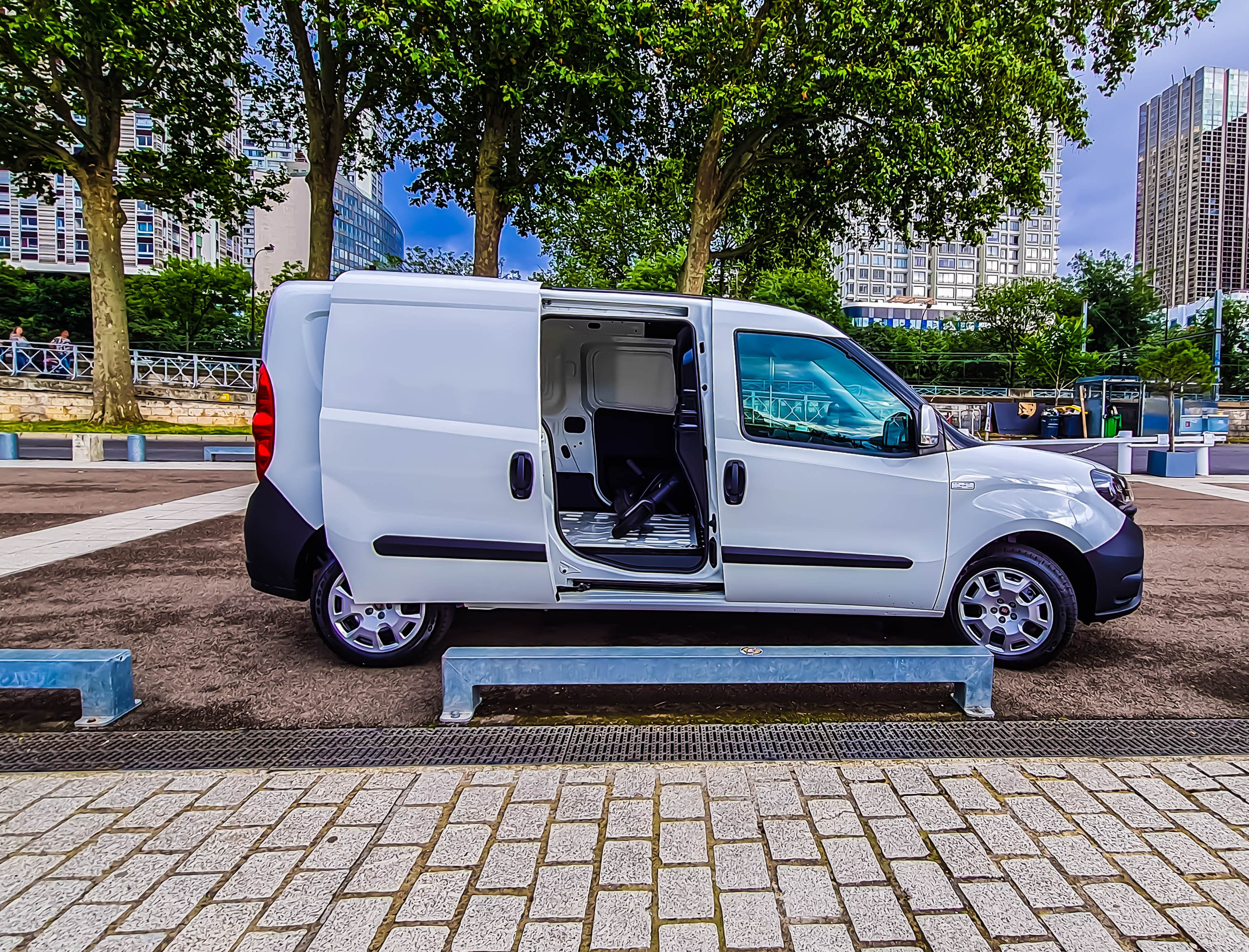 Fiat Doblo Cargo Maxi (=rallongé) essence/GNV (GA791) (clim, 3 places, GPS, USB,  ...) avec Climatisation