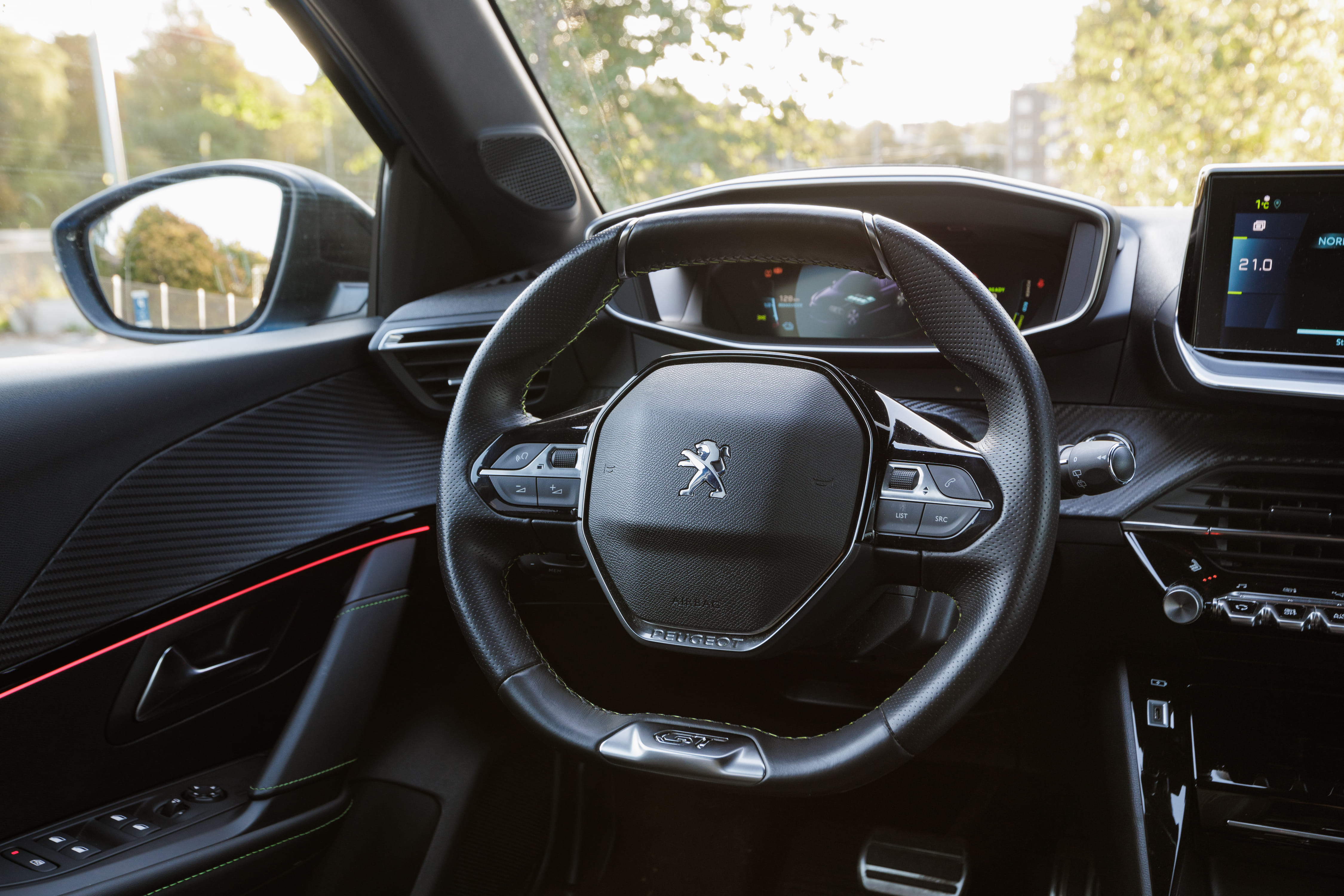 Peugeot e-208 GT med Bluetooth audio