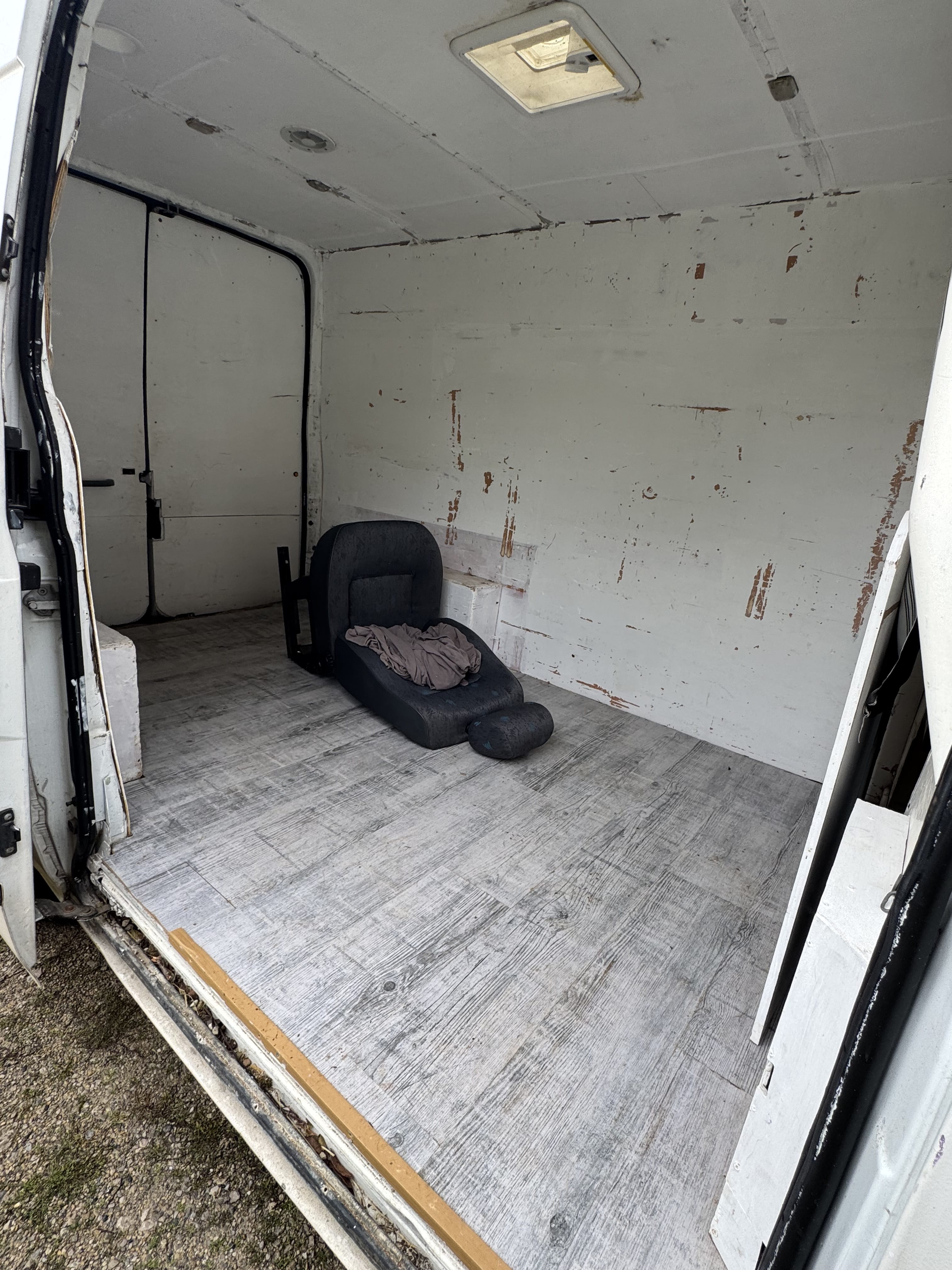 Ford Transit Fourgon TDCI réservoir 80 Litres avec Attelage