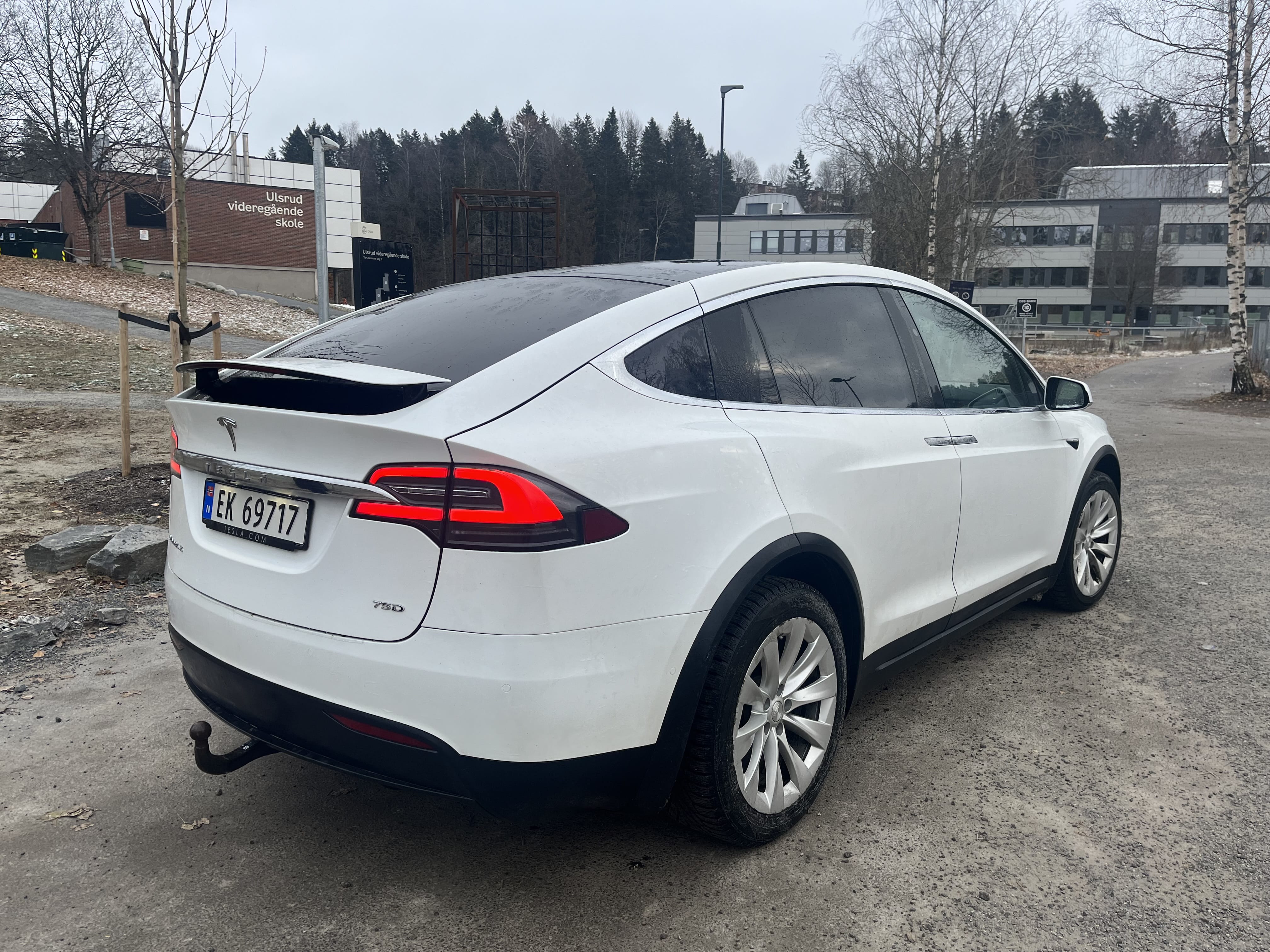 Tesla Model X med GPS