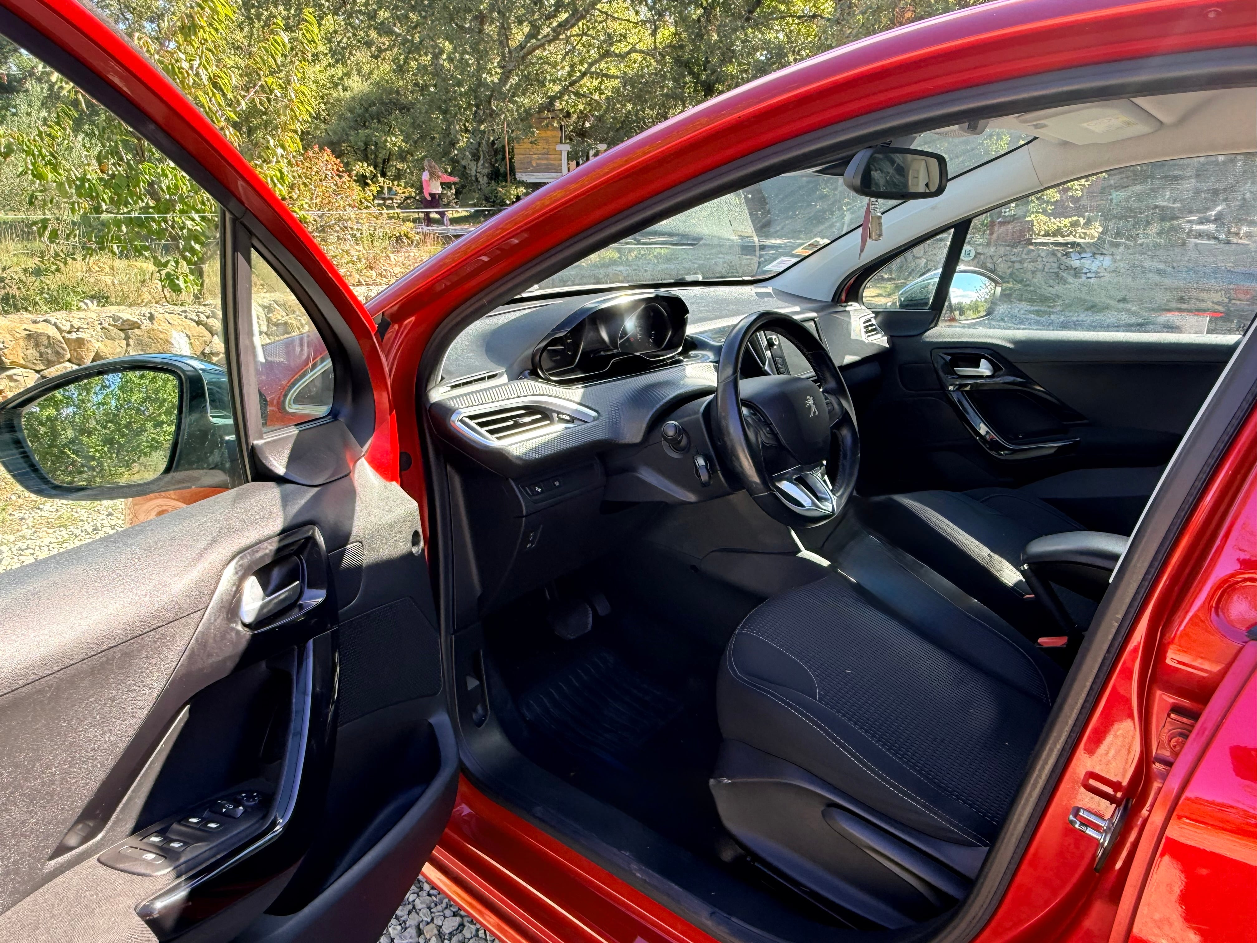 Peugeot 208 mit Navigationsgerät